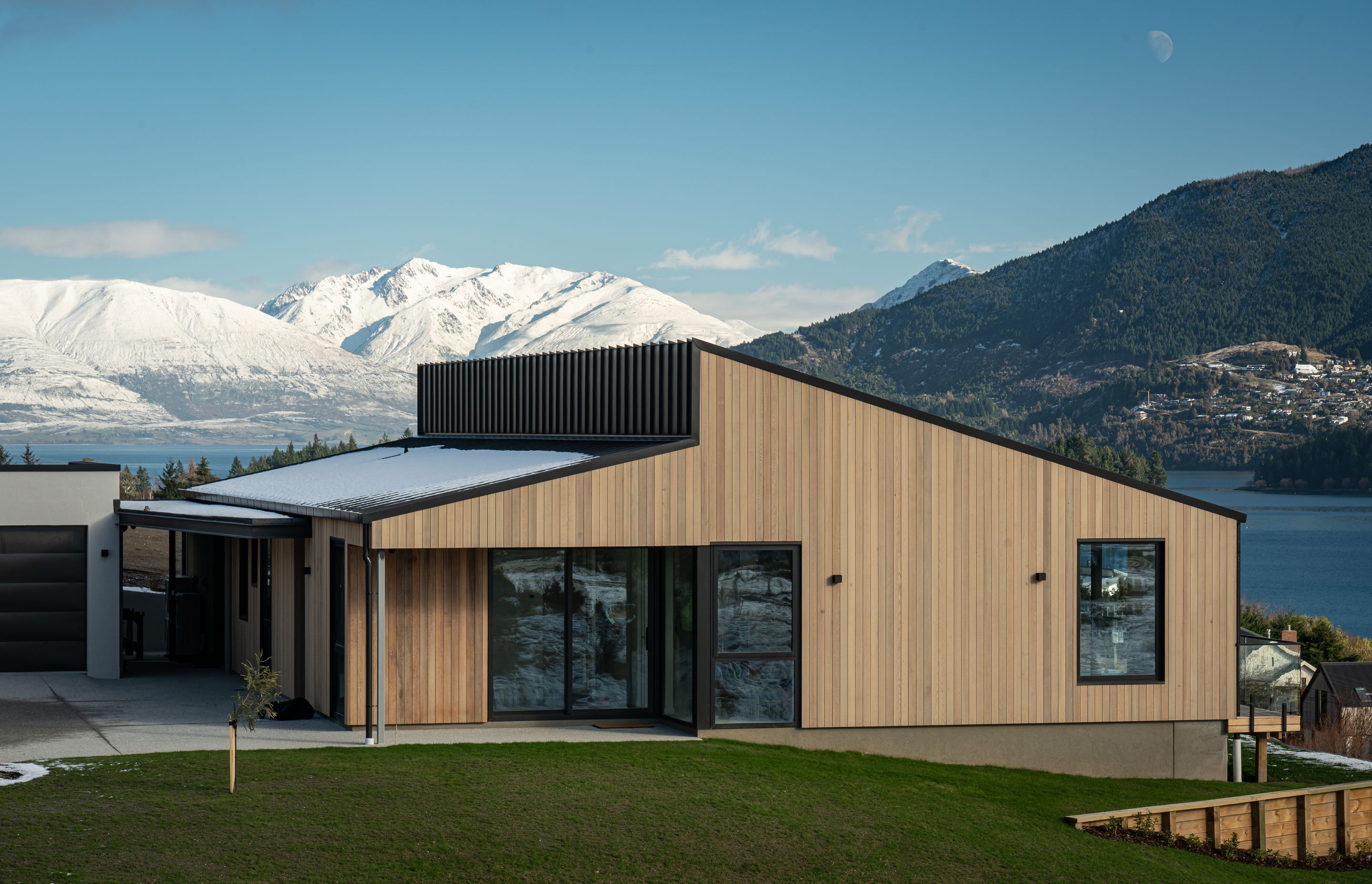 Peninsula House occupies a tricky site on a rocky outcrop overlooking Lake Wakatipu. This lakeside retreat is a modest, compact home that has a relaxed connection to its environment.