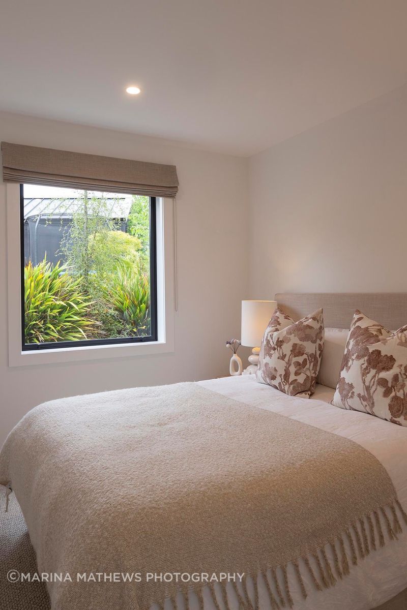 Spacious-bedroom-taupe-rose-red.jpg