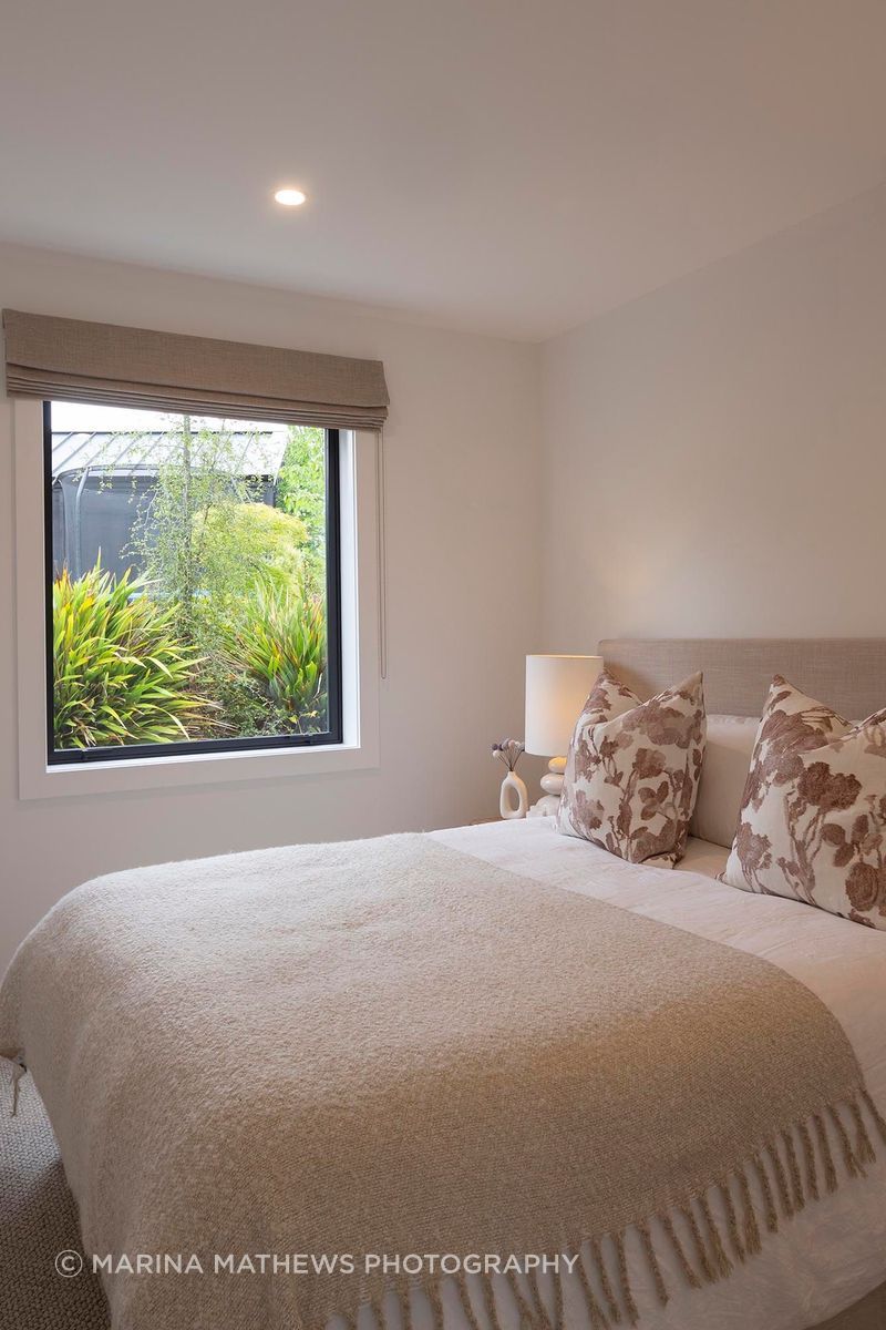 Spacious-bedroom-taupe-rose-red.jpg