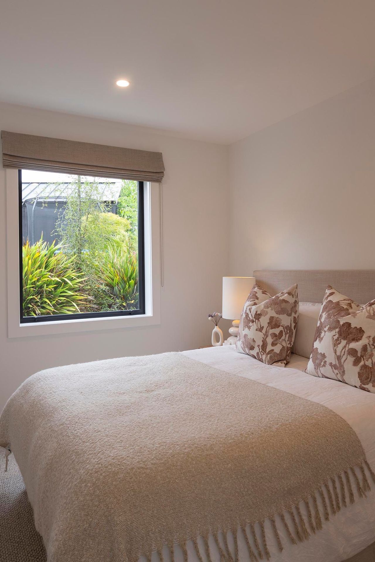 Spacious-bedroom-taupe-rose-red.jpg