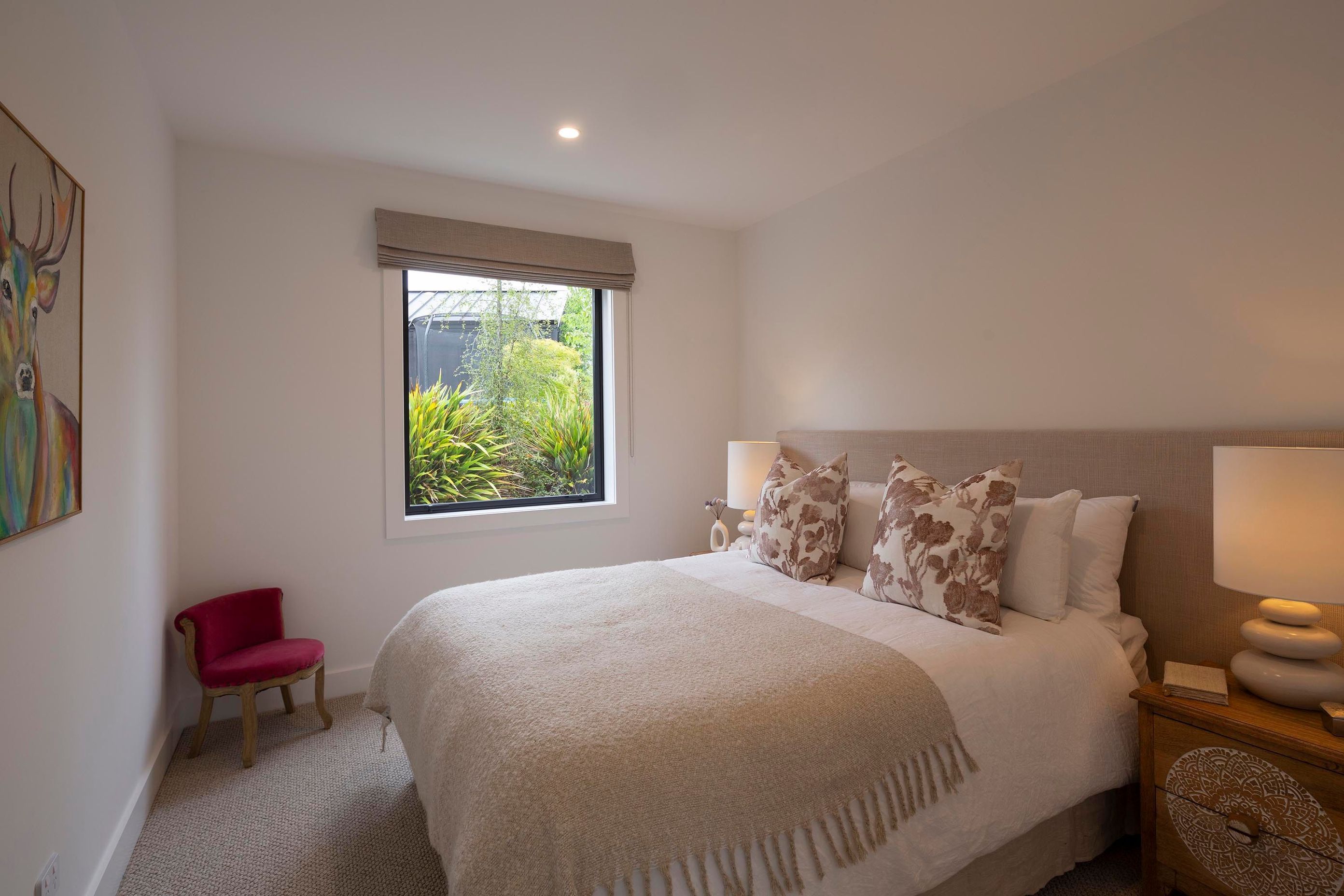 Spacious-bedroom-taupe-rose-red.jpg