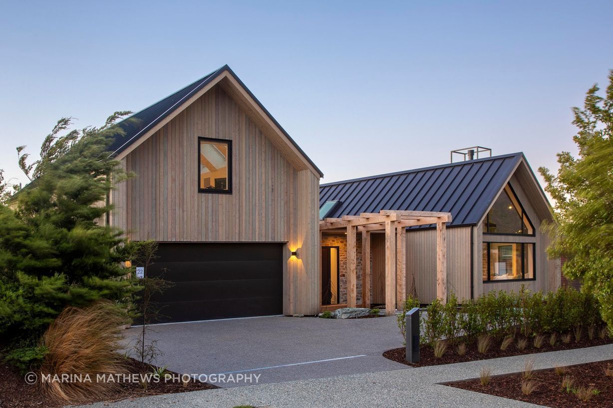 Street-entrance-mountain-house.jpg