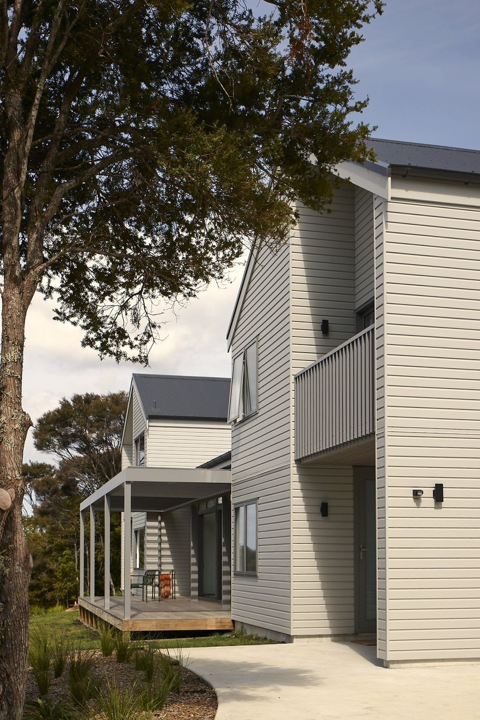 Approached from the driveway, Bookends presents a calm and understated architectural form. The two wings frame the central living pavilion, while natural materials allow the home to blend effortlessly into its rural setting.