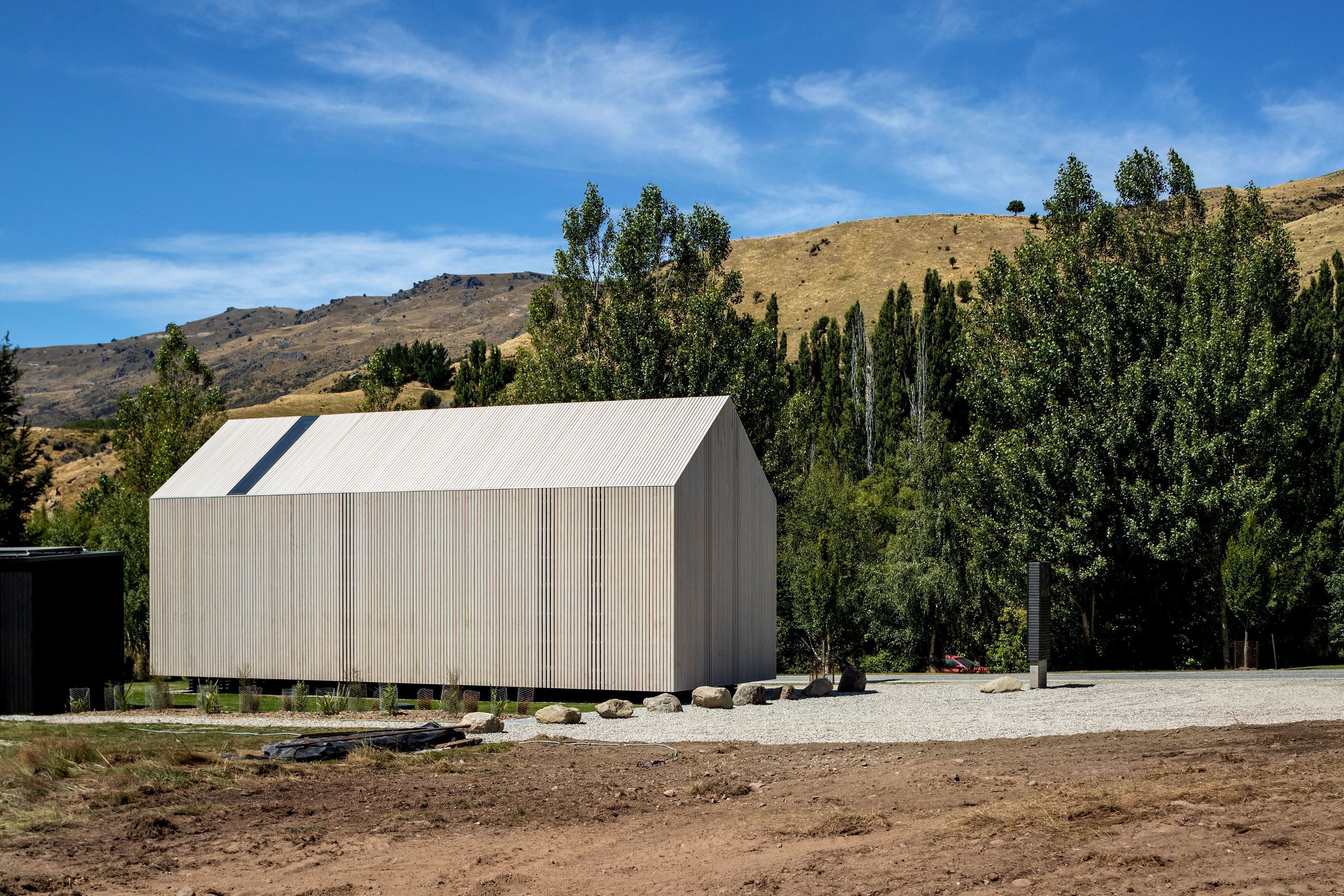 The building honours the Central Otago vernacular of farm buildings, musterers’ huts and utility sheds.