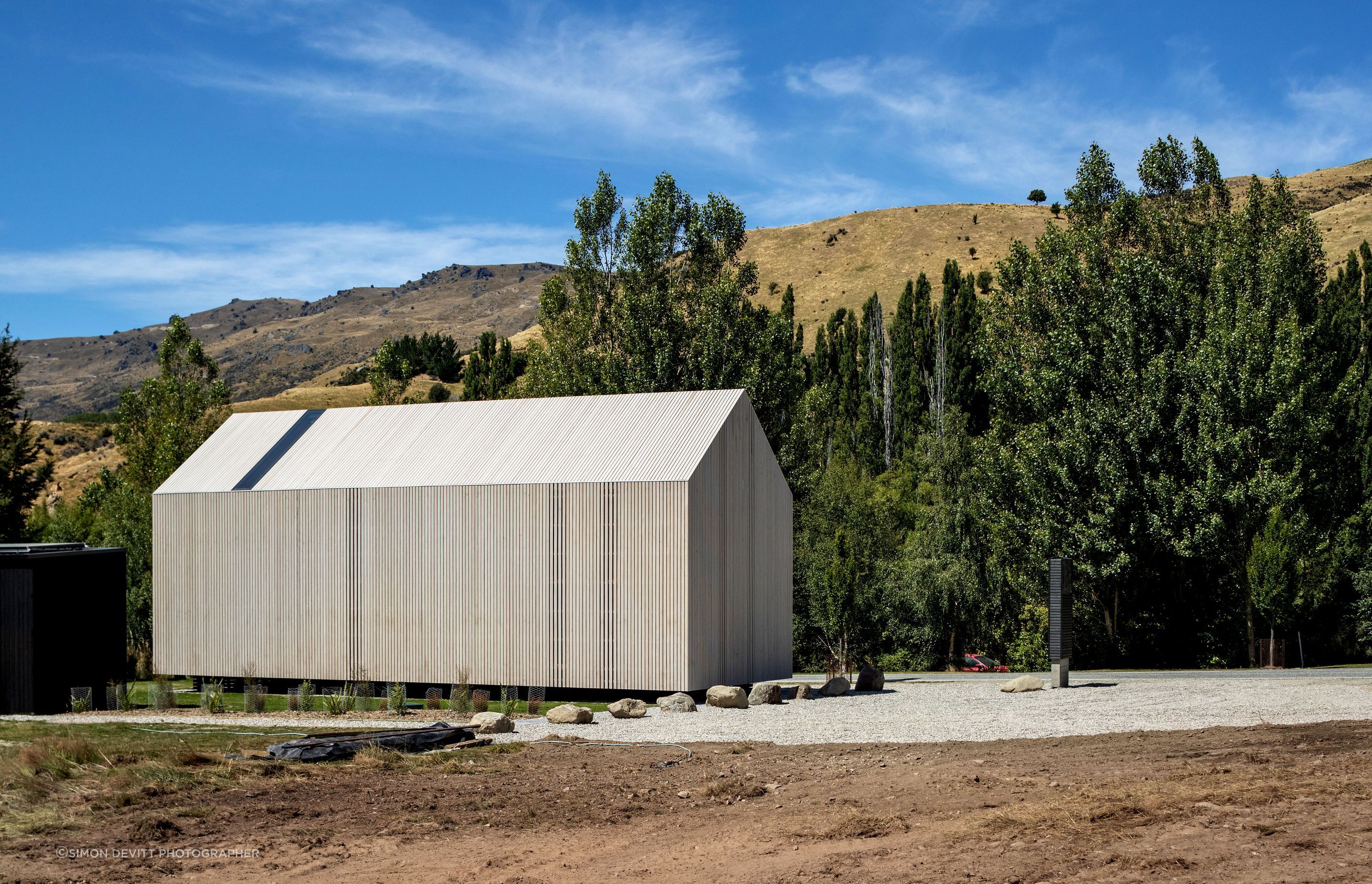 The building honours the Central Otago vernacular of farm buildings, musterers’ huts and utility sheds.