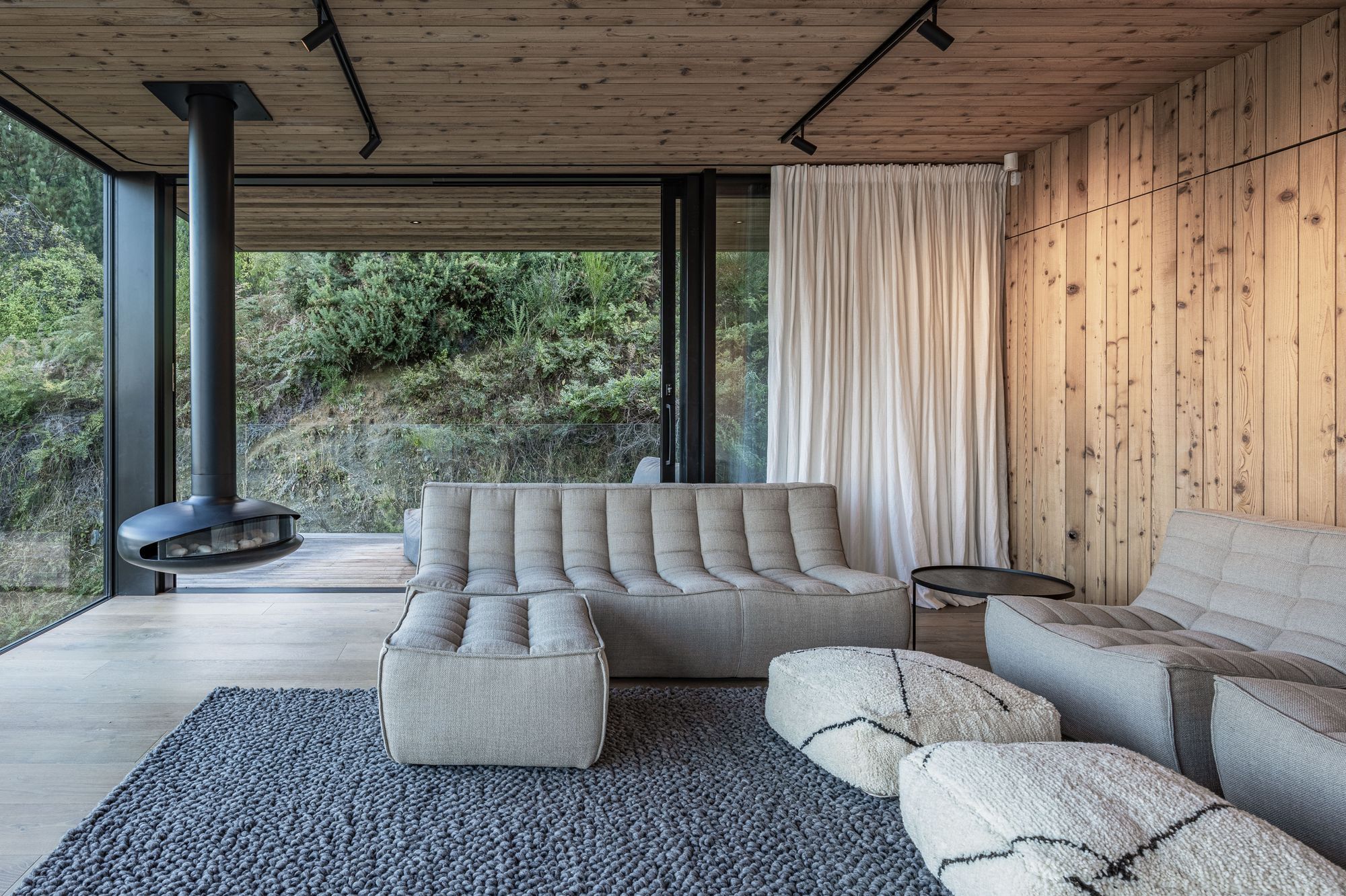 kerton-loft-lounge-suspended-fire-9.jpg