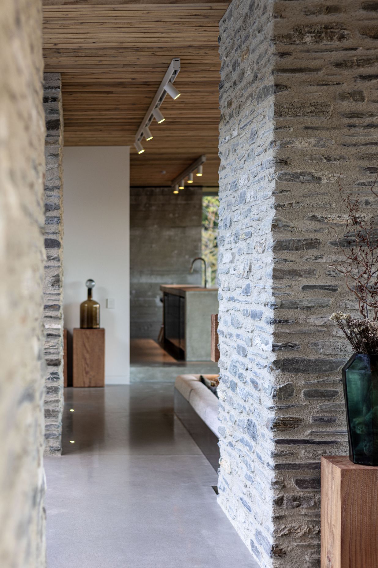 kerton-stone-wall-concrete-floor-7.jpg