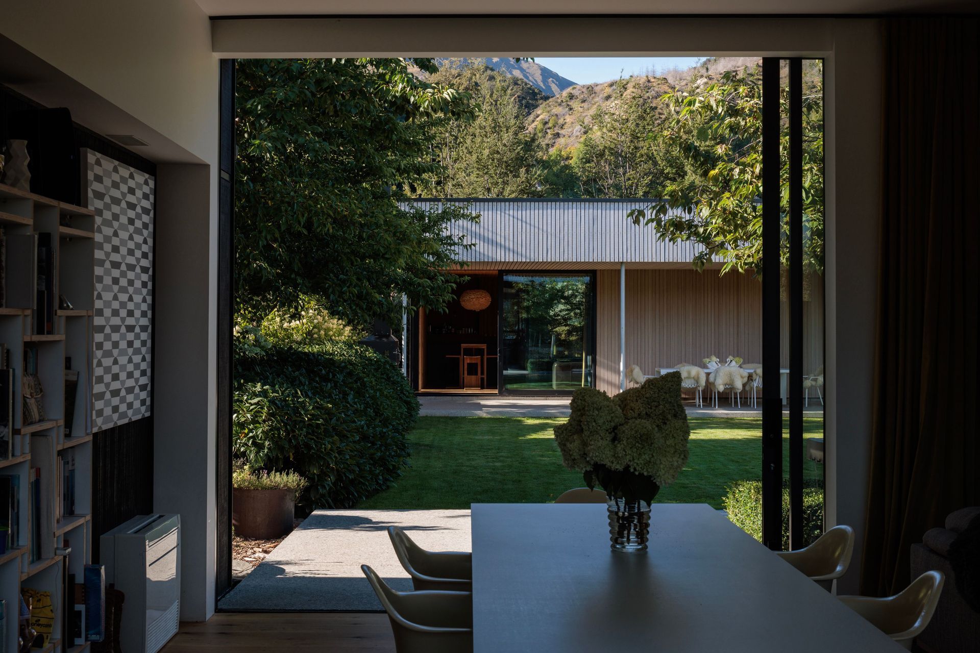 ourhousehouselivingtolawnsimondevitt7.jpg