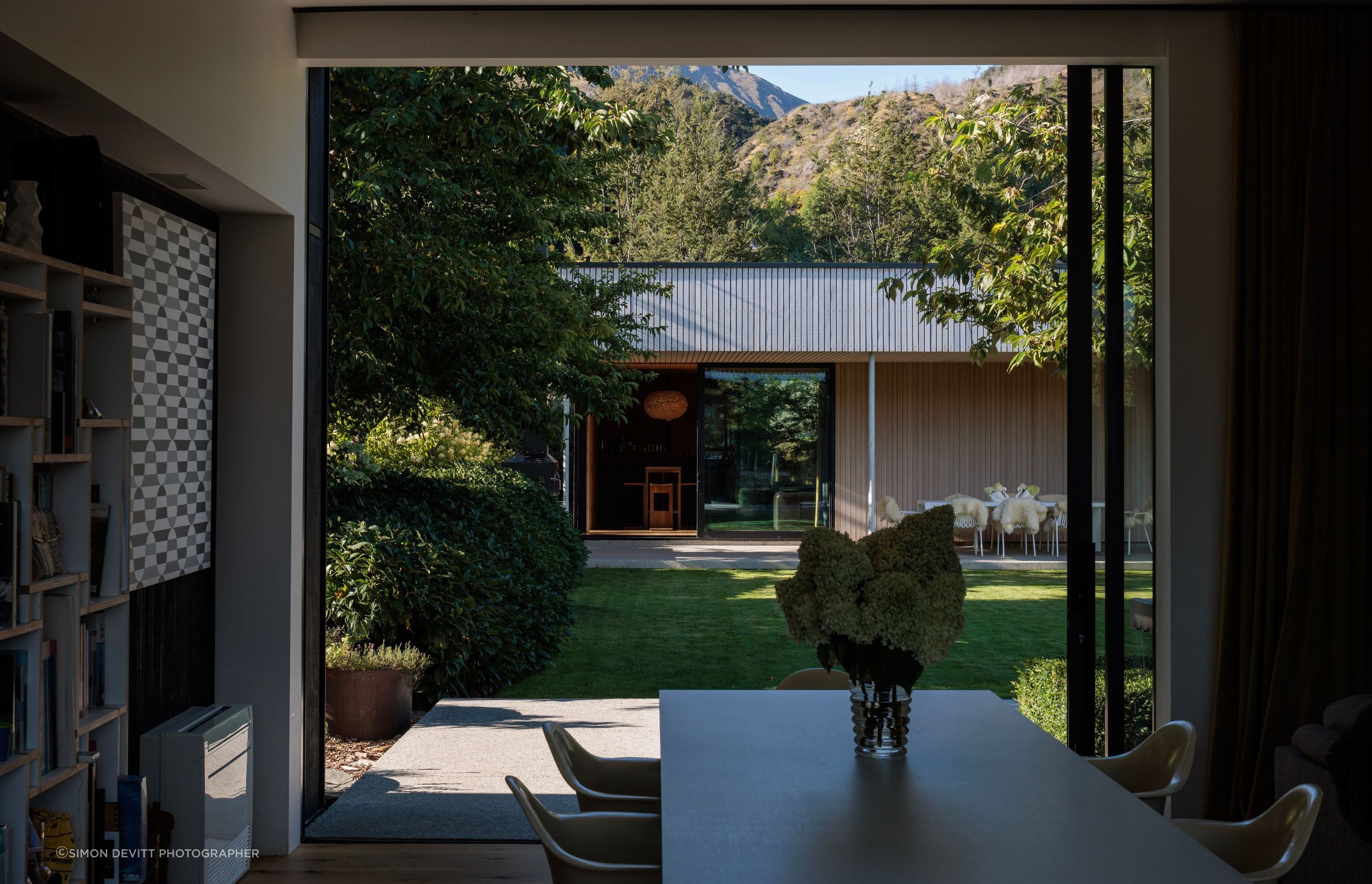ourhousehouselivingtolawnsimondevitt7.jpg