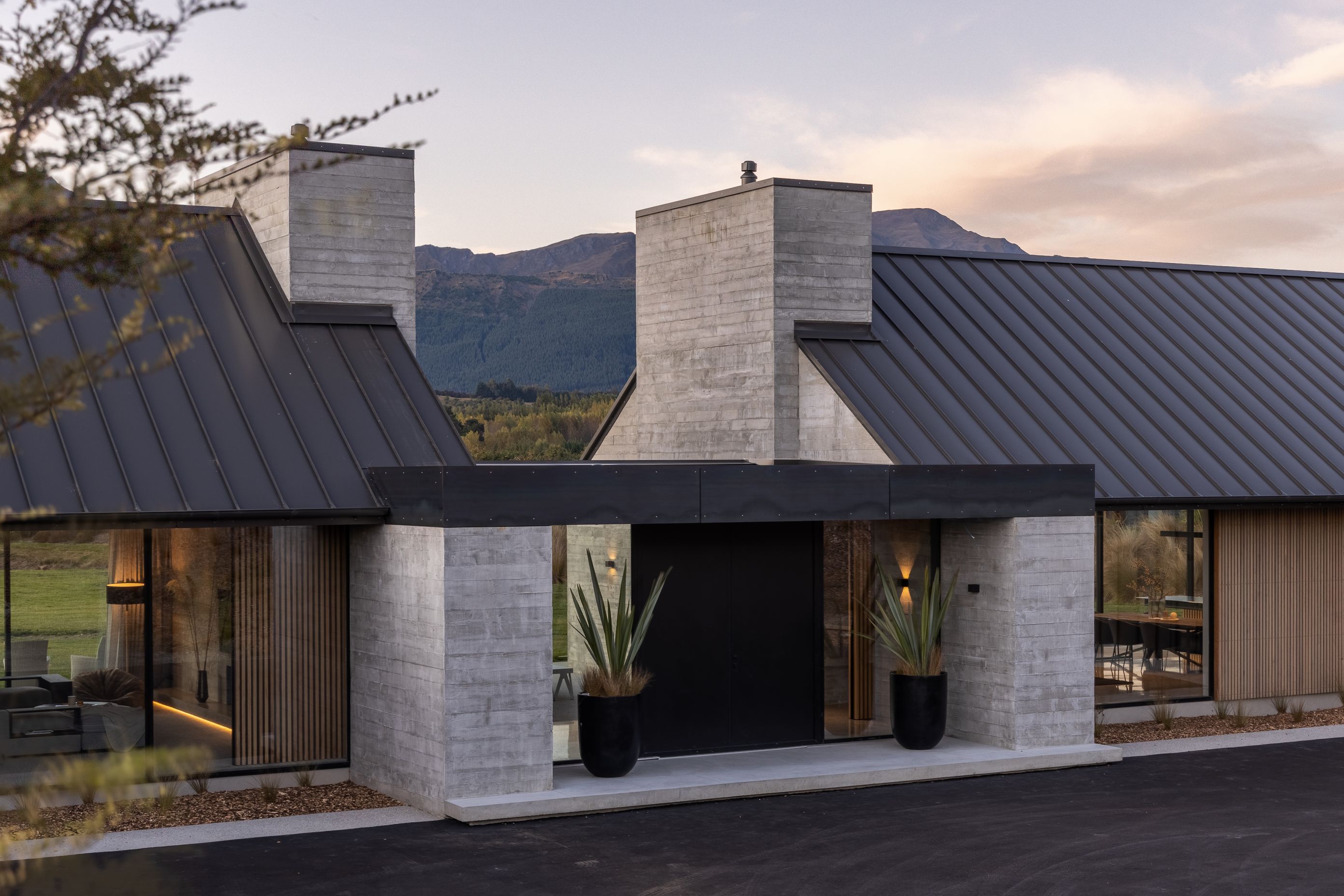 The two pavilions can can be separated internally and used as different spaces.