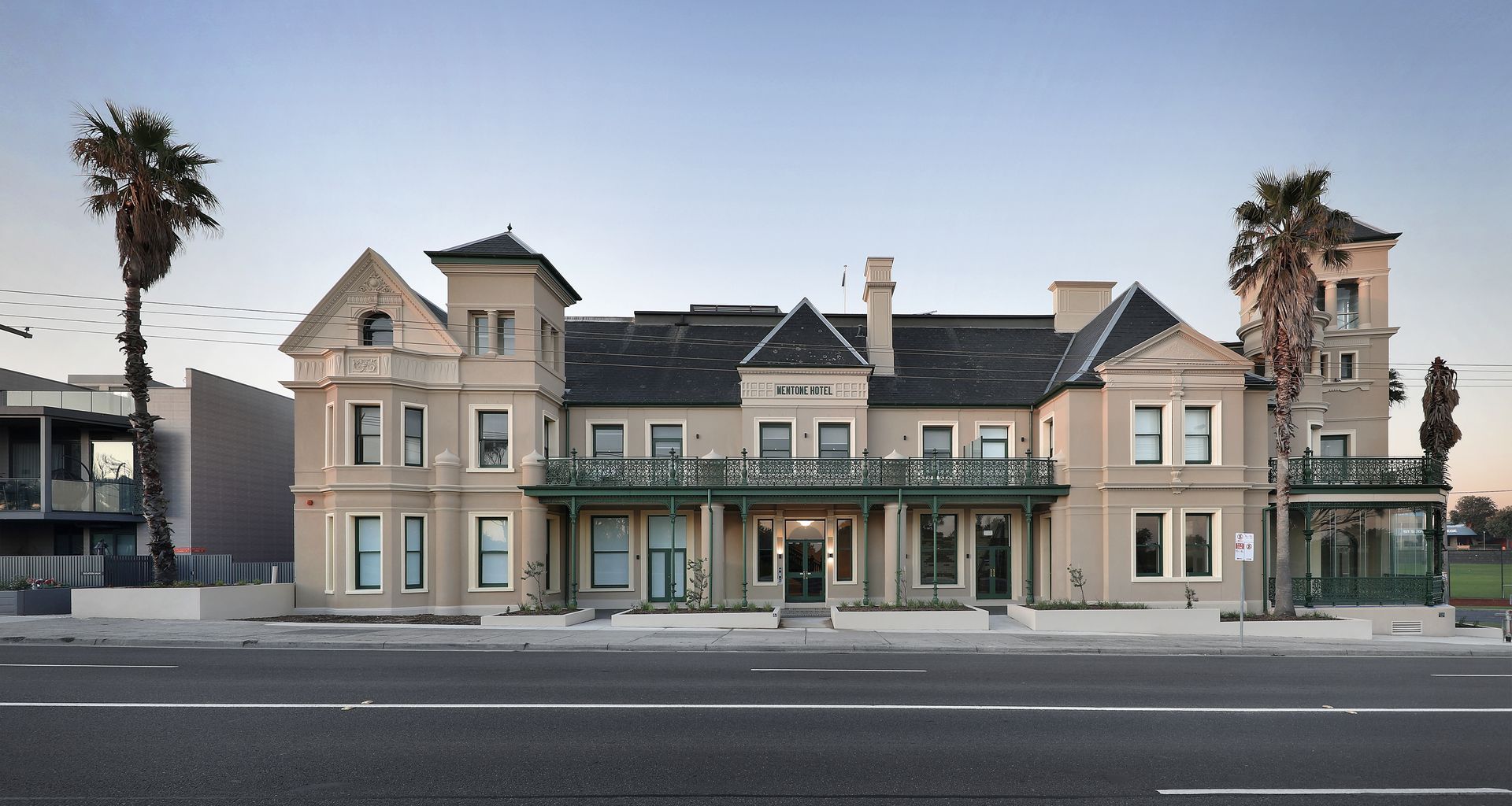 Mentone Beach Townhouses and Apartments banner