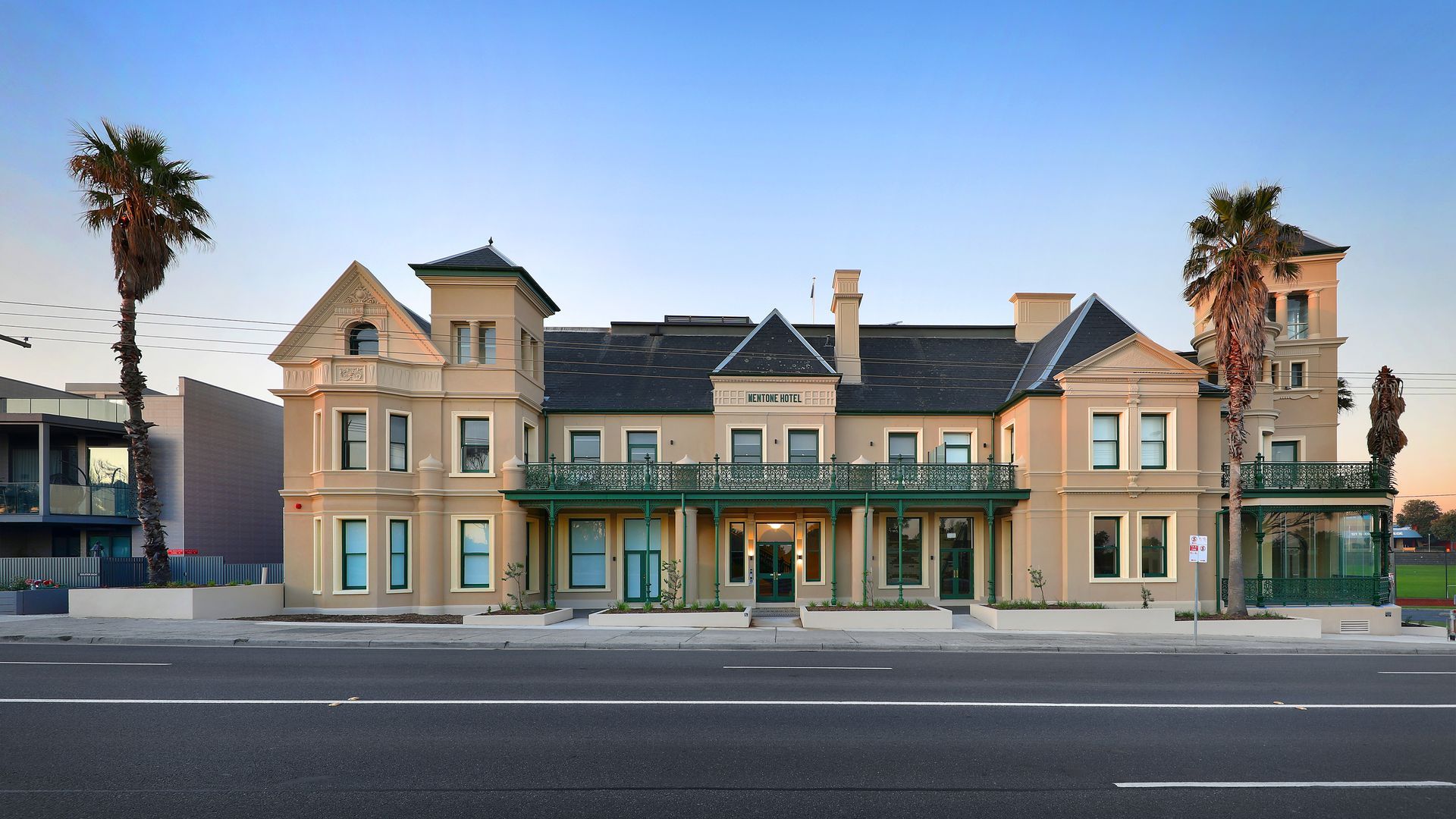 Mentone Beach Townhouses and Apartments banner