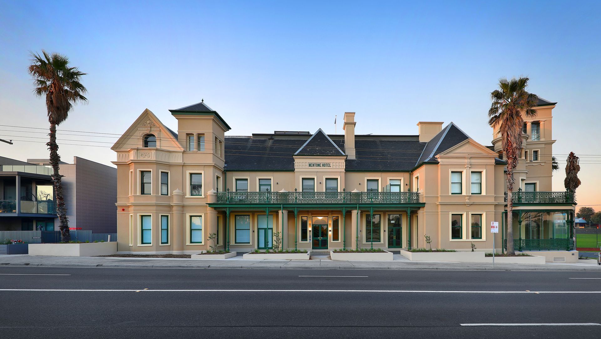 Mentone Beach Townhouses and Apartments banner
