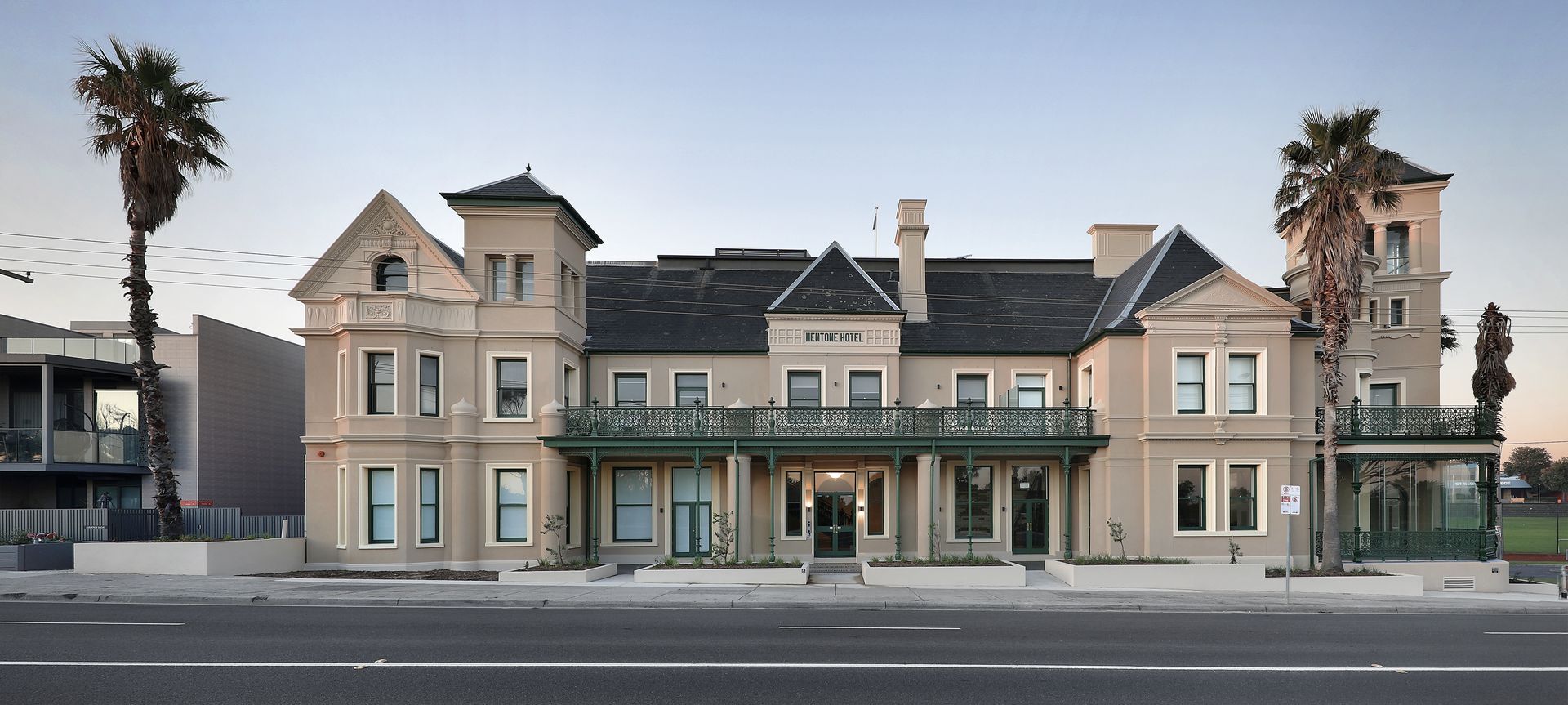 Mentone Beach Townhouses and Apartments banner