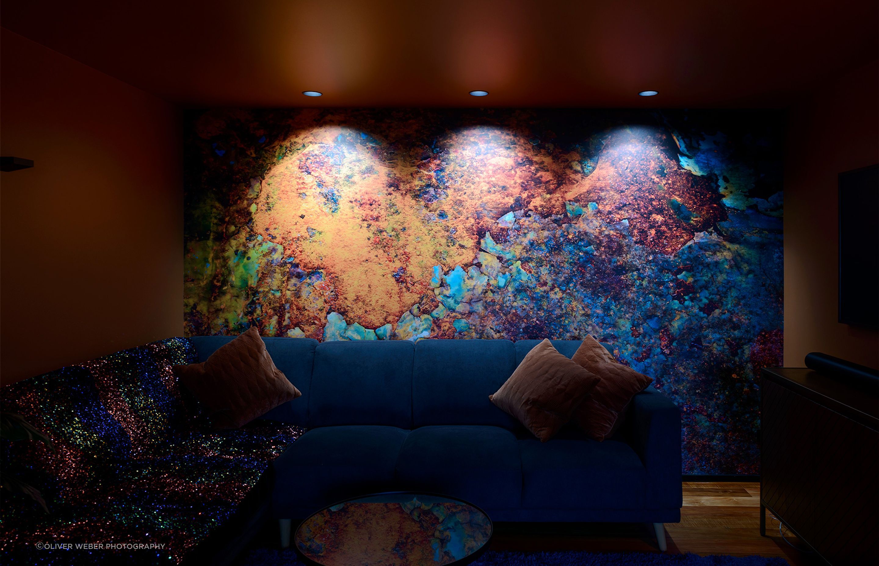 Mural wall illuminated at 4,000K, resulting in the blues vibrant predominance in the artwork. Product: Switch Lighting ZELA Offset Deep Tilt SLDL251T