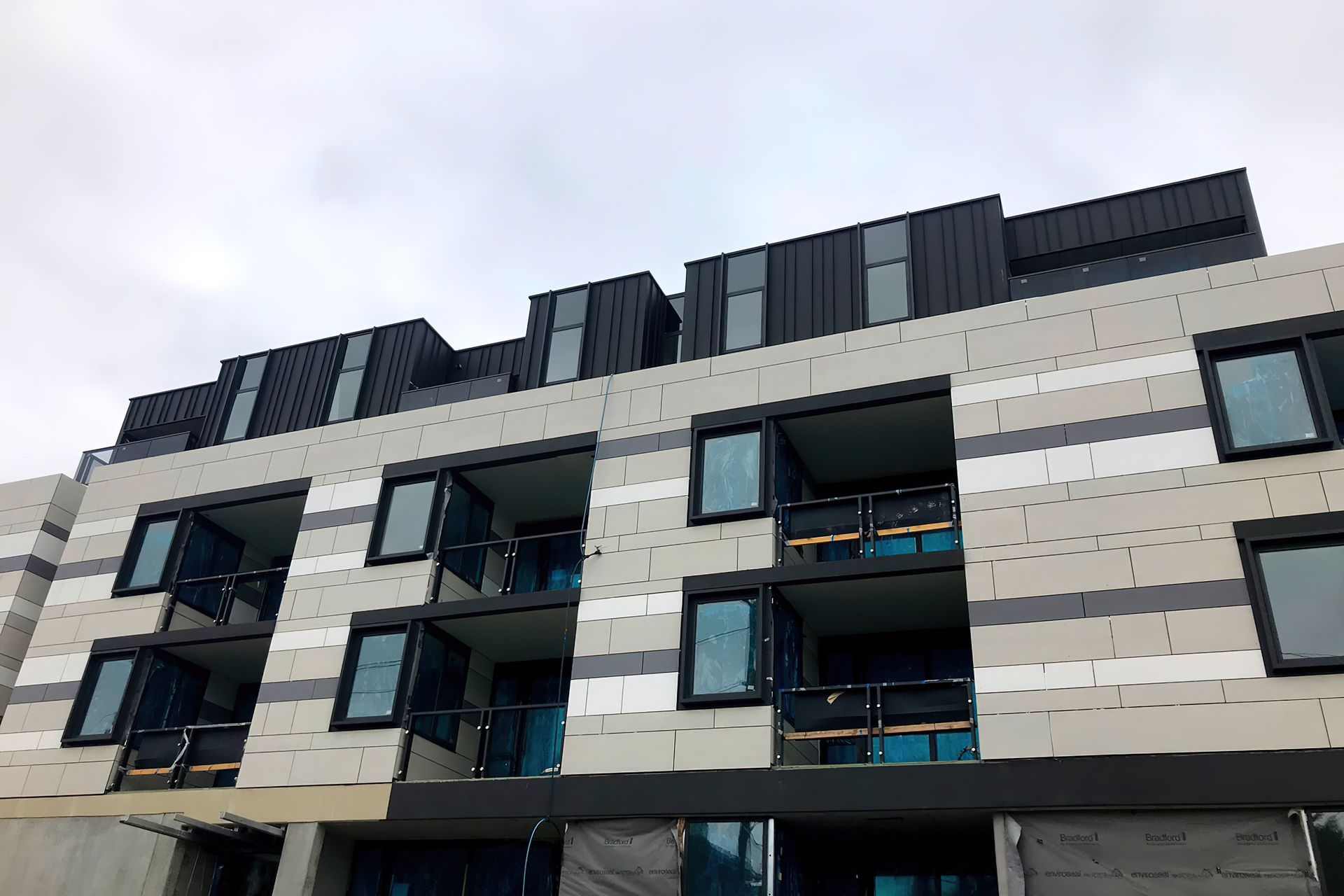 ##Murrumbeena Medium Rise Residential Cliptray 48 in Variable Widths