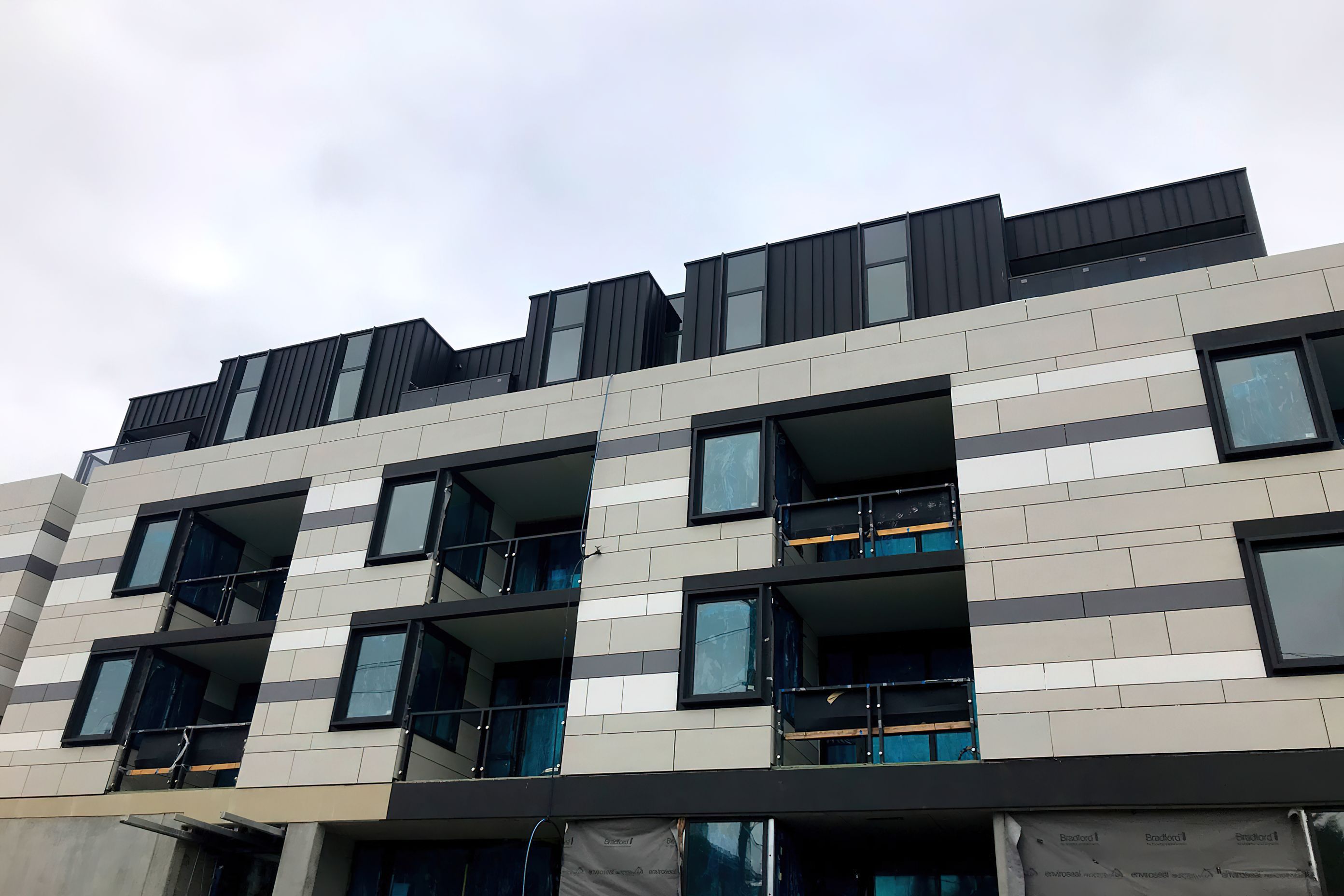 ##Murrumbeena Medium Rise Residential Cliptray 48 in Variable Widths