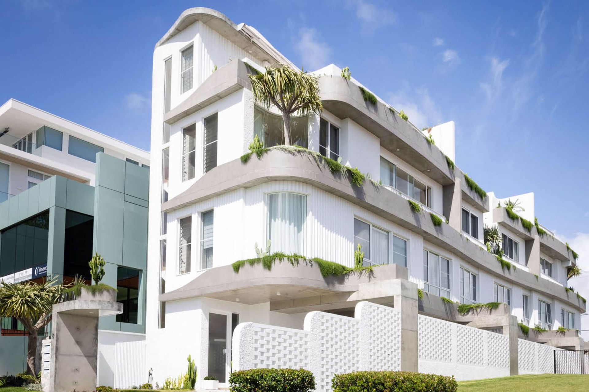 a-coastal-statement-in-feature-aluminium-cladding10.jpg