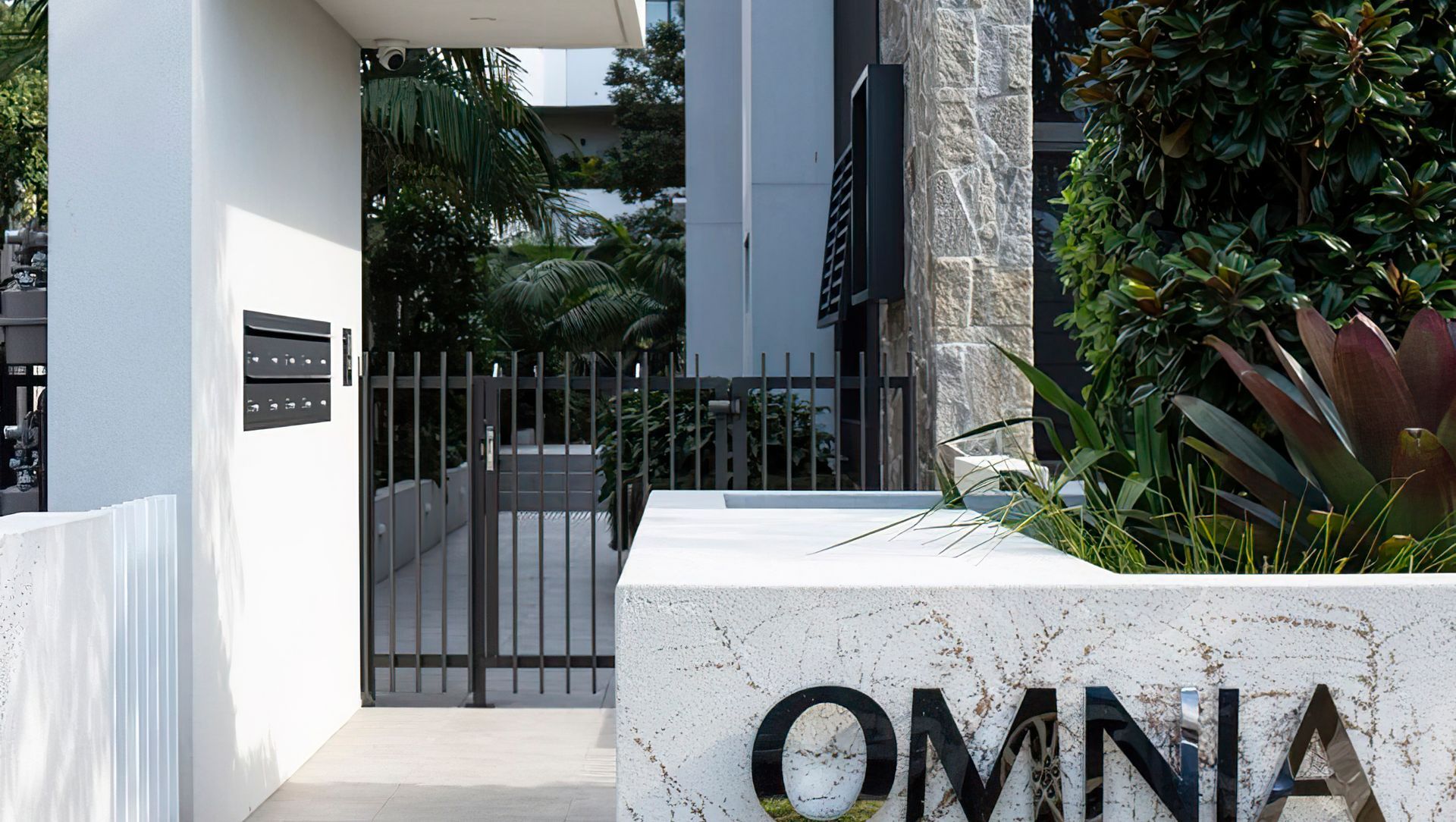 Omnia banner