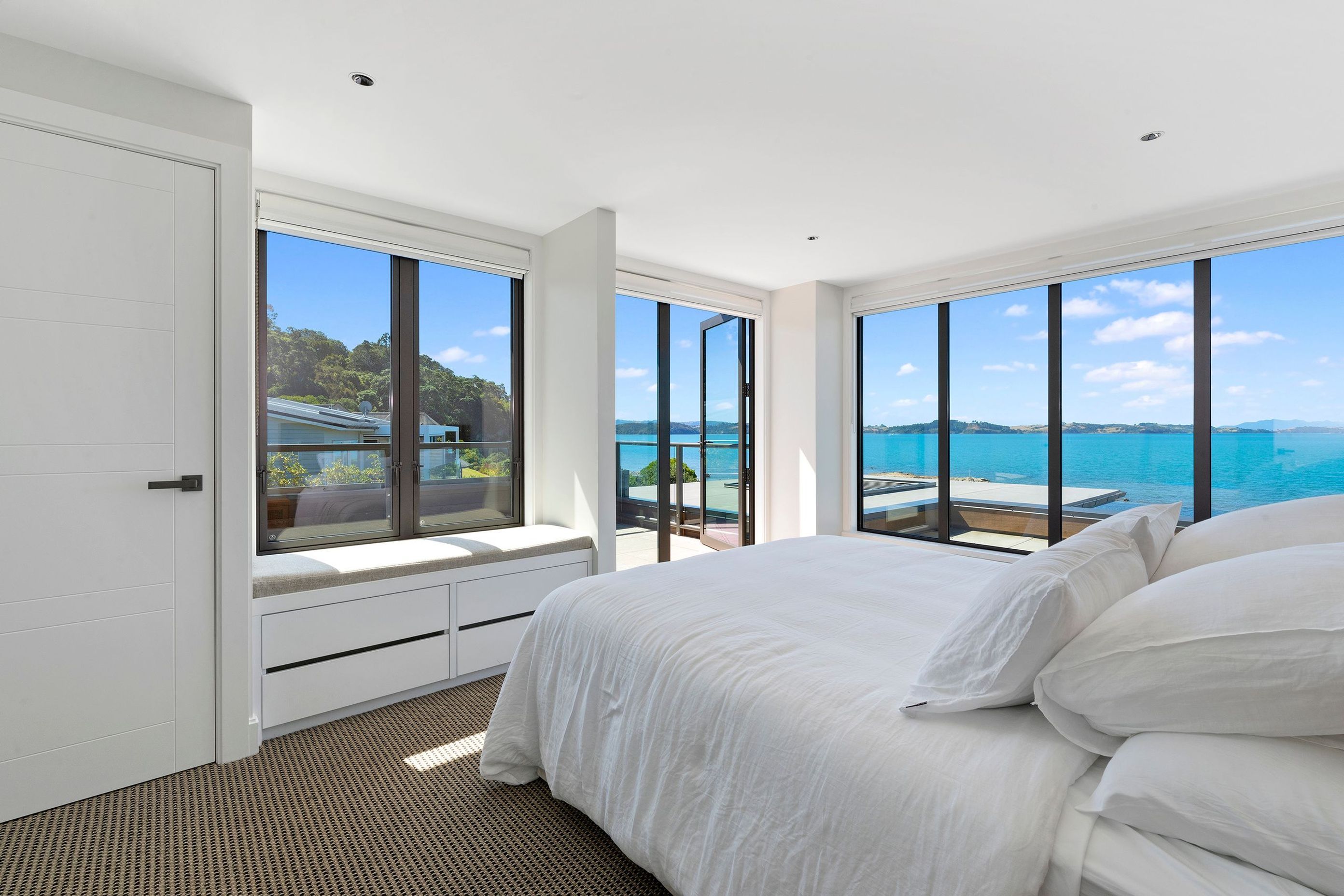 The upper floor was reconfigured to create four separate guest bedrooms and multi-use bathroom facilities to cater for guests. A number of upper-level decks were created to provide private balconies for the guest rooms.