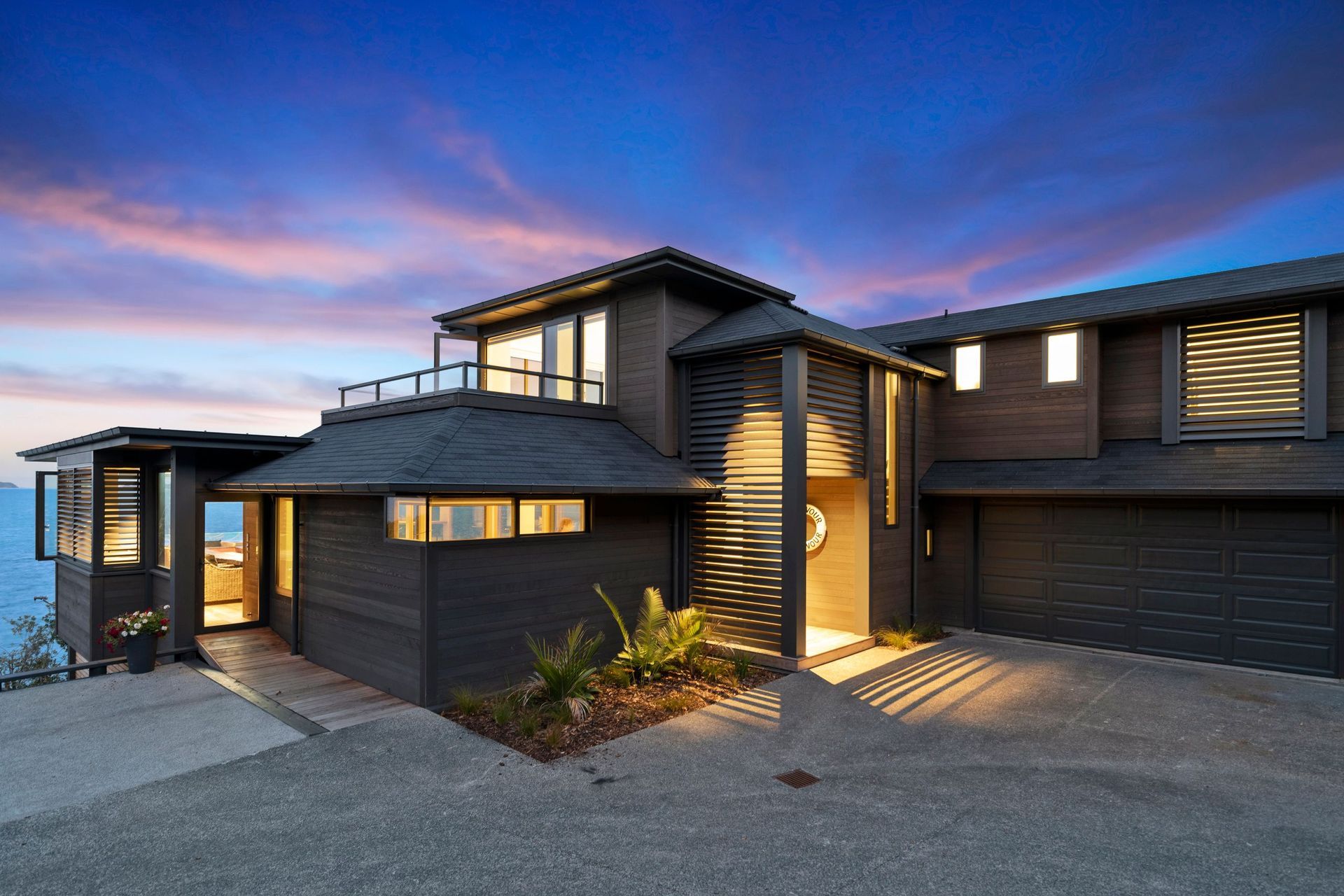 Part of an enclave of bay-side homes built in the 1970s–80s, this home north of Auckland was suffering from an outdated interior scheme, a lack of a cohesive flow within the interior and plaster cladding that may or may not have been leaky.