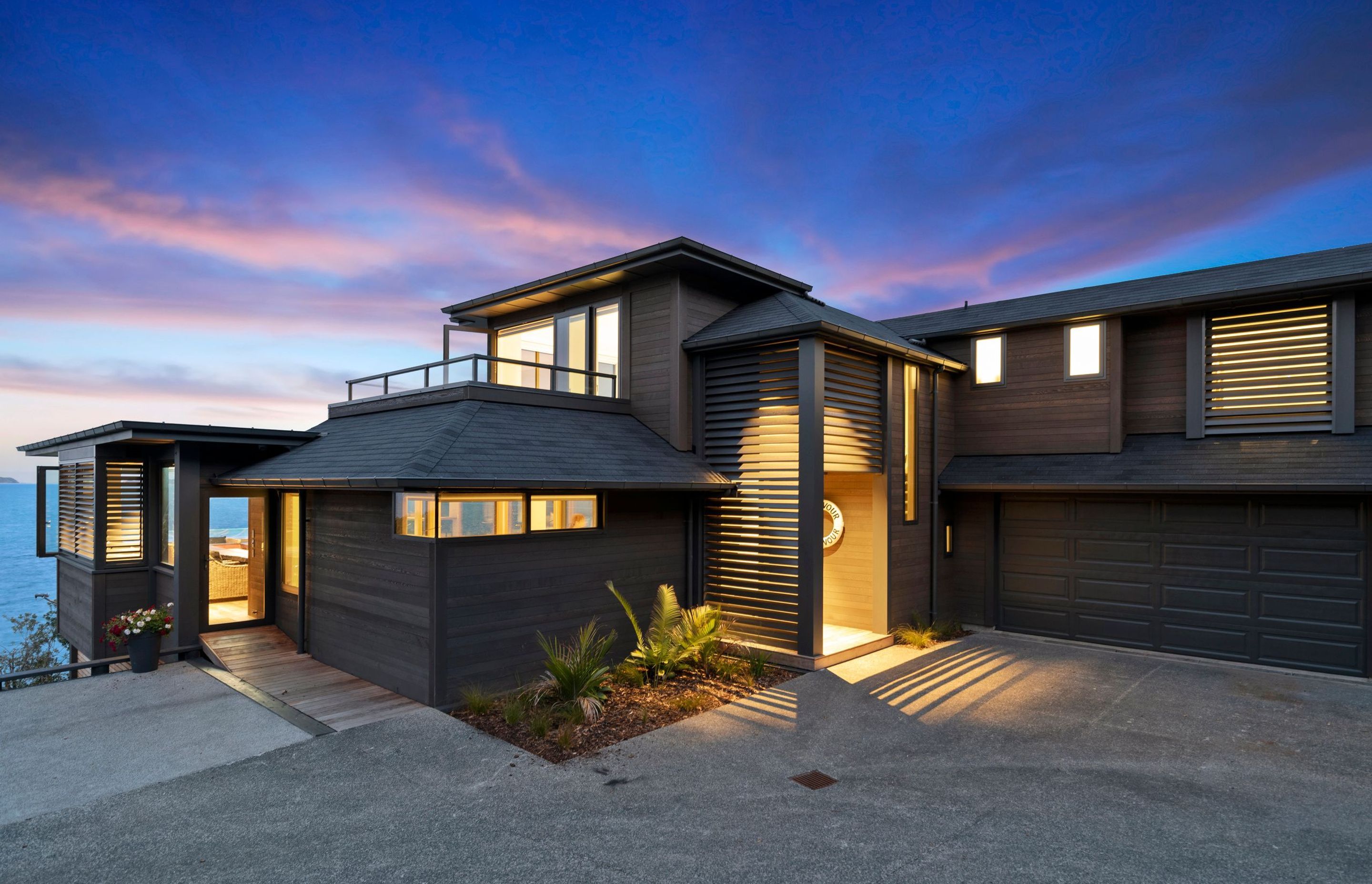 Part of an enclave of bay-side homes built in the 1970s–80s, this home north of Auckland was suffering from an outdated interior scheme, a lack of a cohesive flow within the interior and plaster cladding that may or may not have been leaky.