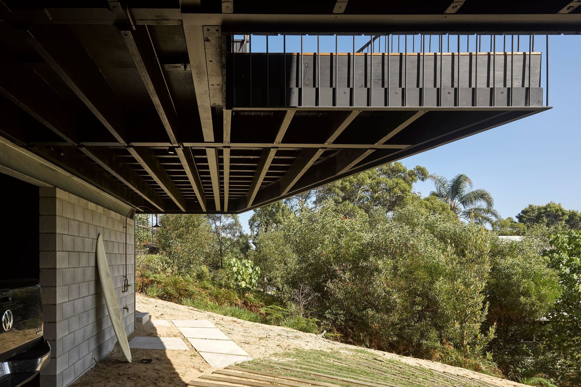 Due to the island location the client and us opted for a pre-manufactured structural steel skeleton that was transported for installation and bolting together onsite. Dilligent coordination between the builder, then engineers and REFRESH* Architecture was