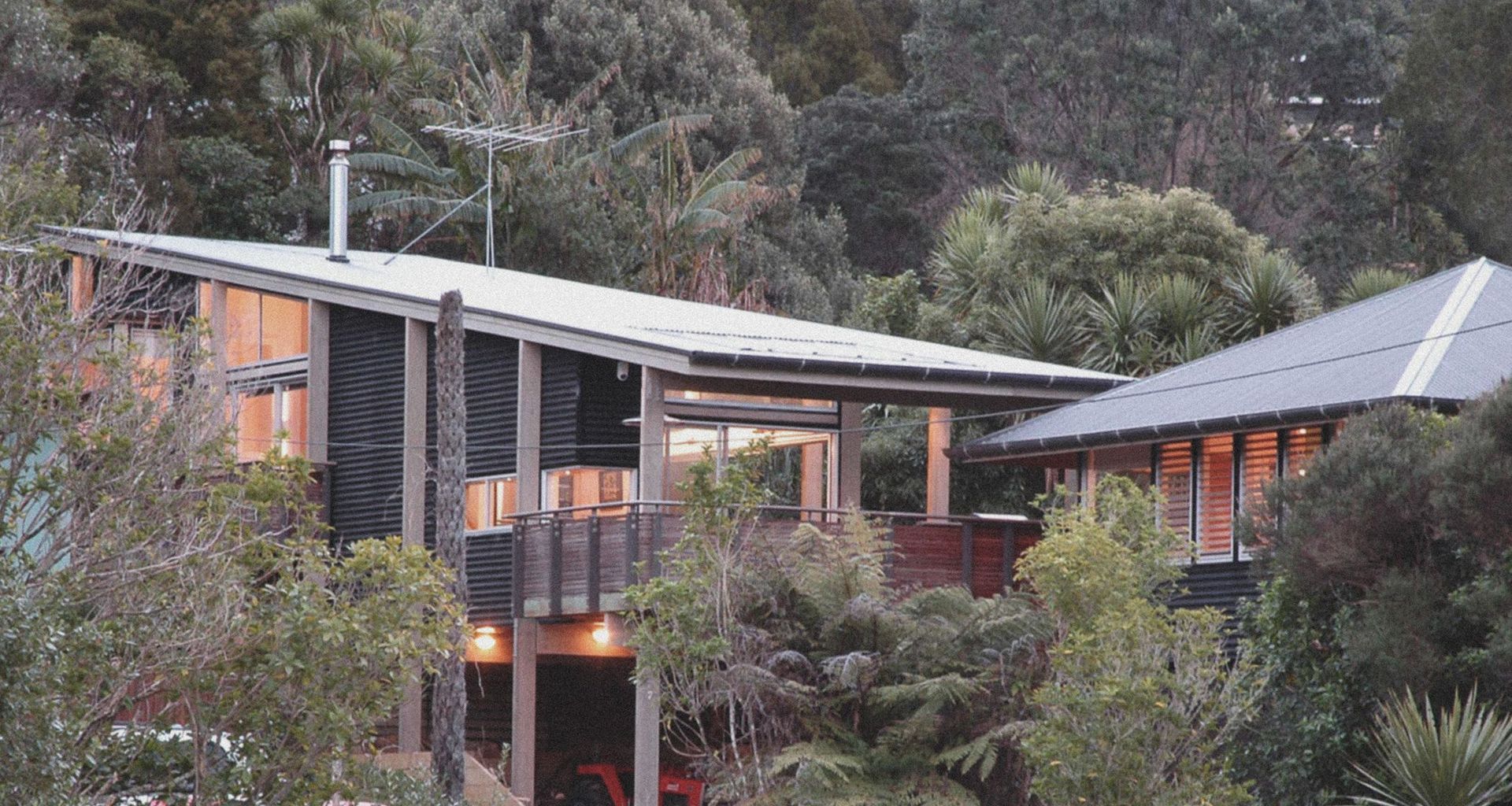Buckletons Beach House banner