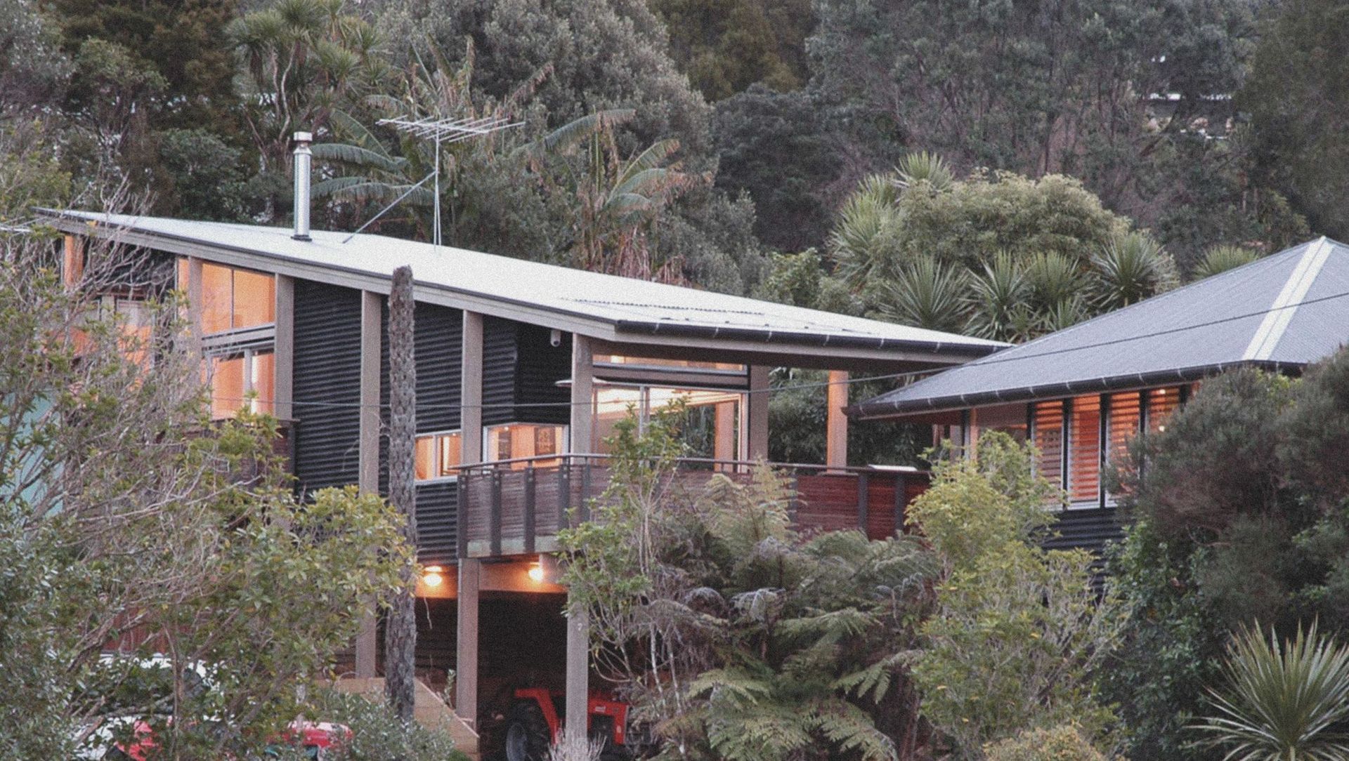 Buckletons Beach House banner