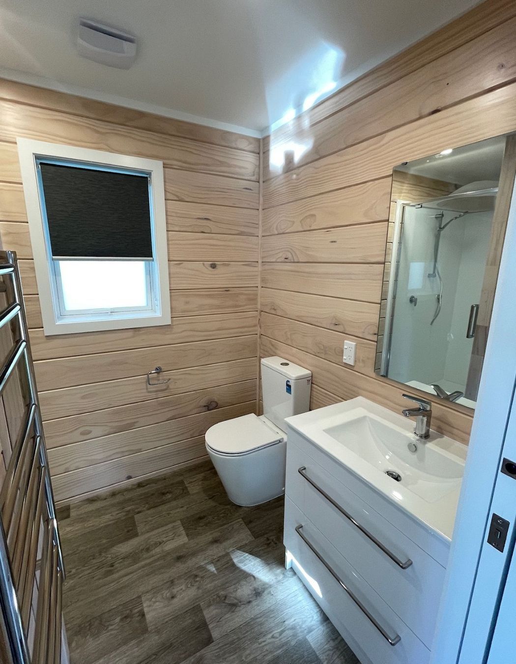 Simple bathroom with floorstanding vanity, flat mirror and BTW toilet