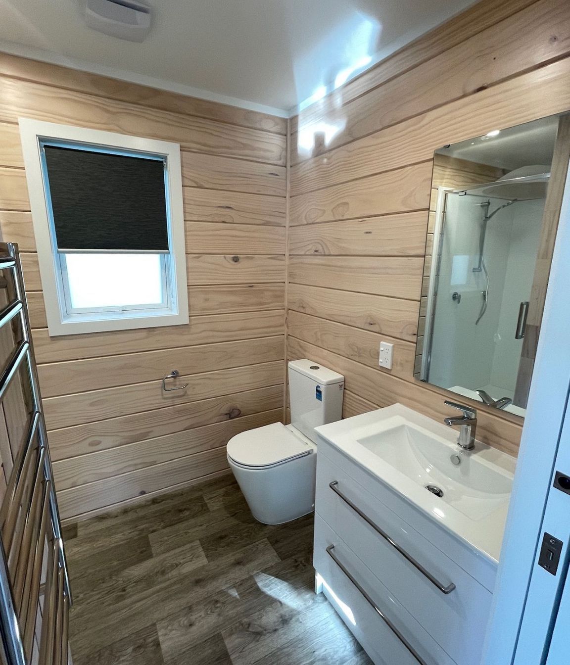 Simple bathroom with floorstanding vanity, flat mirror and BTW toilet