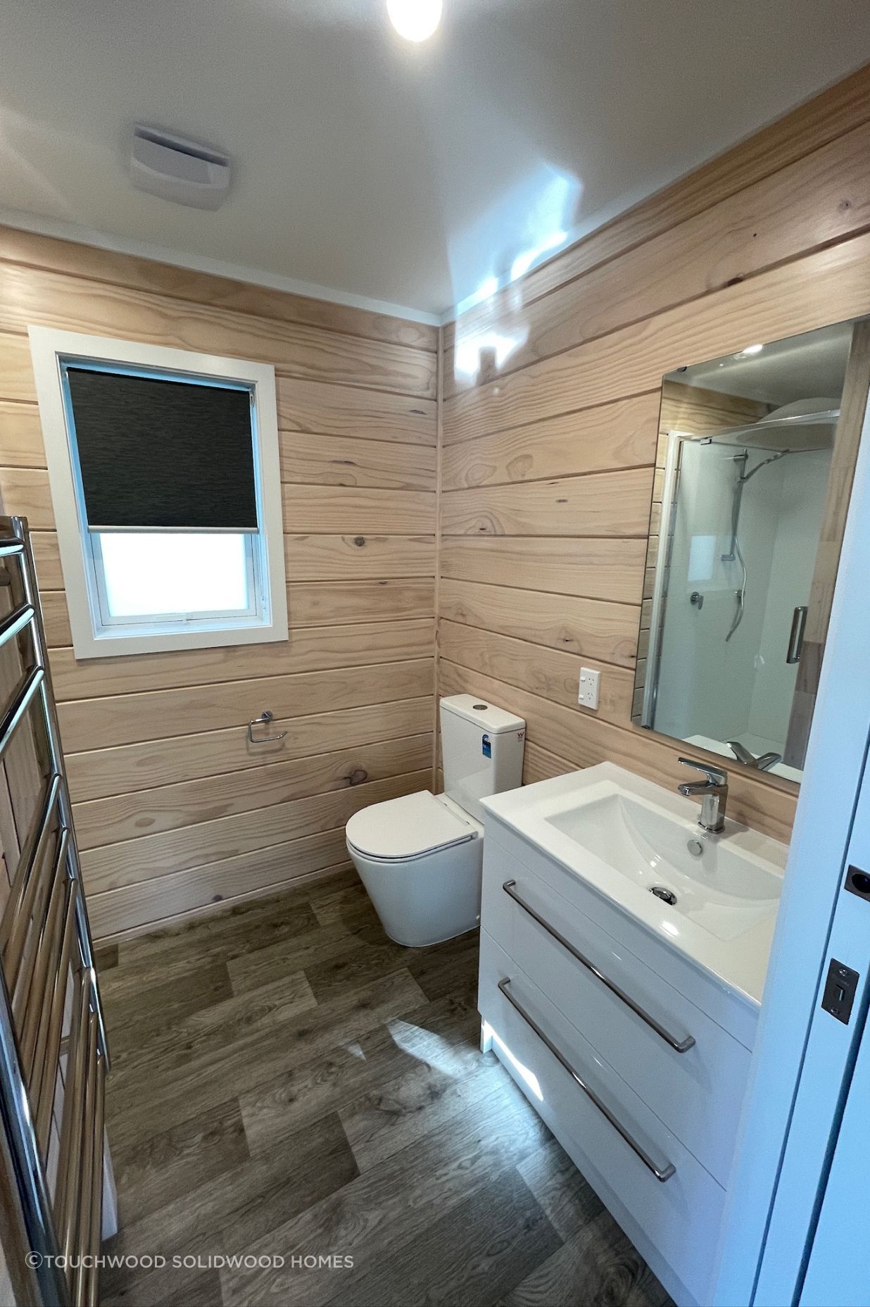 Simple bathroom with floorstanding vanity, flat mirror and BTW toilet