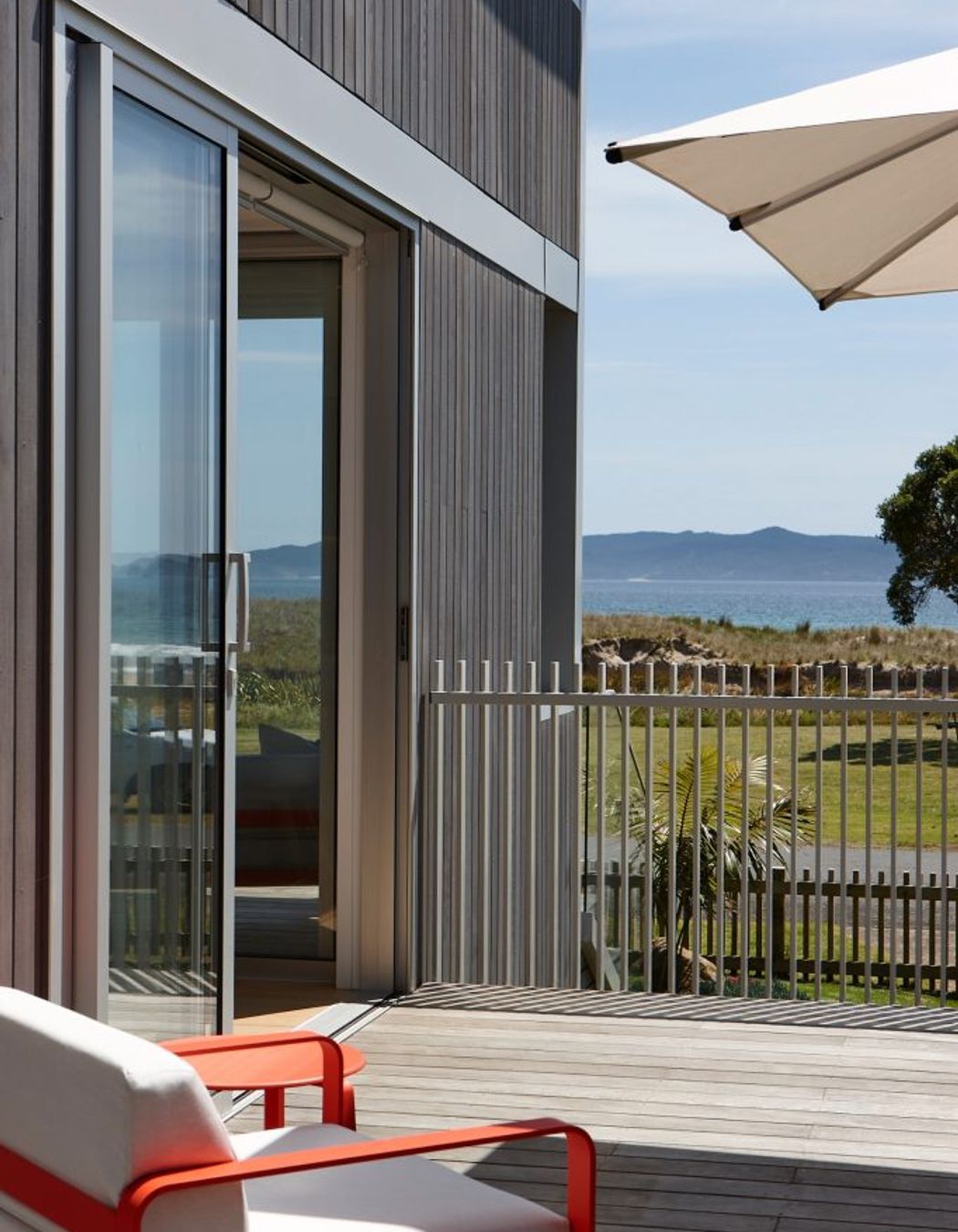 Slatted balustrades were chosen instead of glass. “It just has a nice vertical play,” says Eva. Adds Kate: “When you have glass by the ocean, you get sea salt on it the entire time and you’re constantly trying to clean it.”