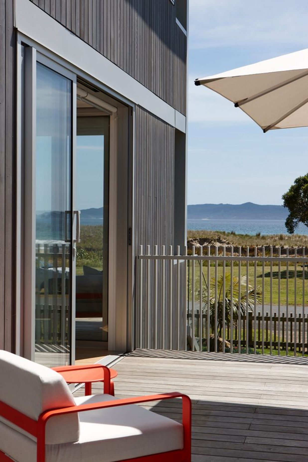 Slatted balustrades were chosen instead of glass. “It just has a nice vertical play,” says Eva. Adds Kate: “When you have glass by the ocean, you get sea salt on it the entire time and you’re constantly trying to clean it.”