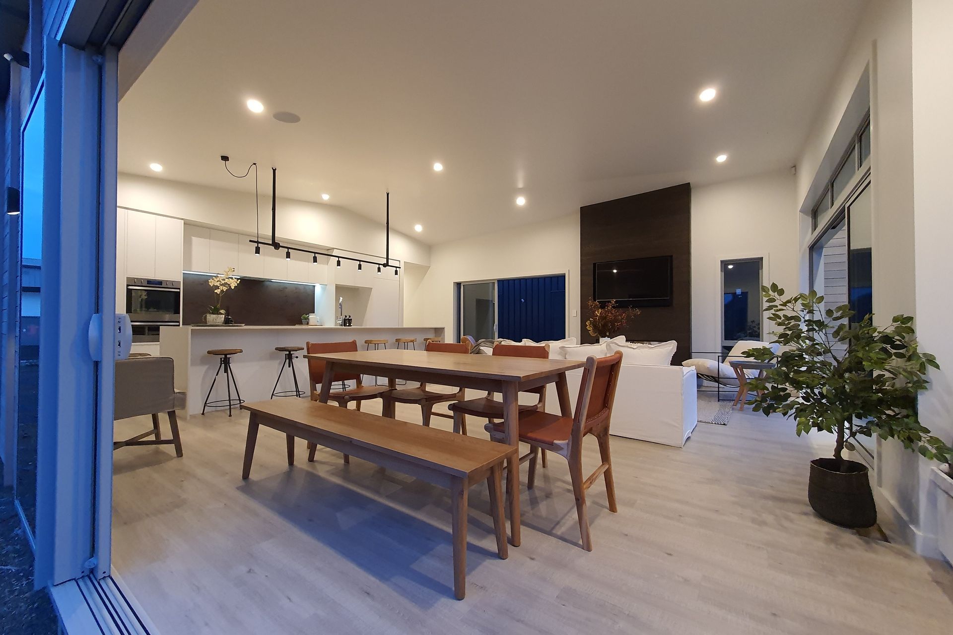 Raglan Elevate Tilt 145