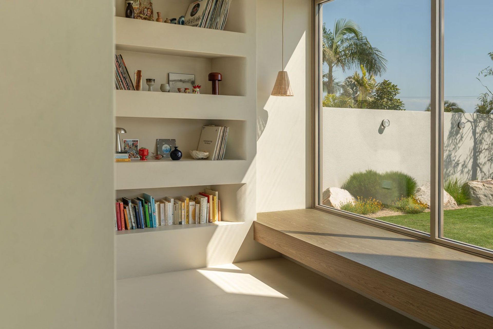 House on Pacific - Home Office. Window seat and bookshelves looking out to the garden.