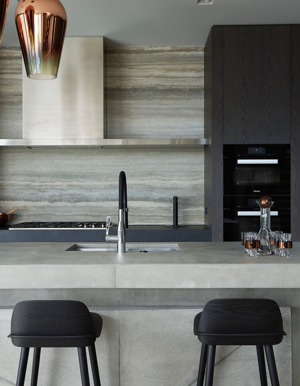 The backsplash imitates the sedimented layers of sandboxes from the 1970s.