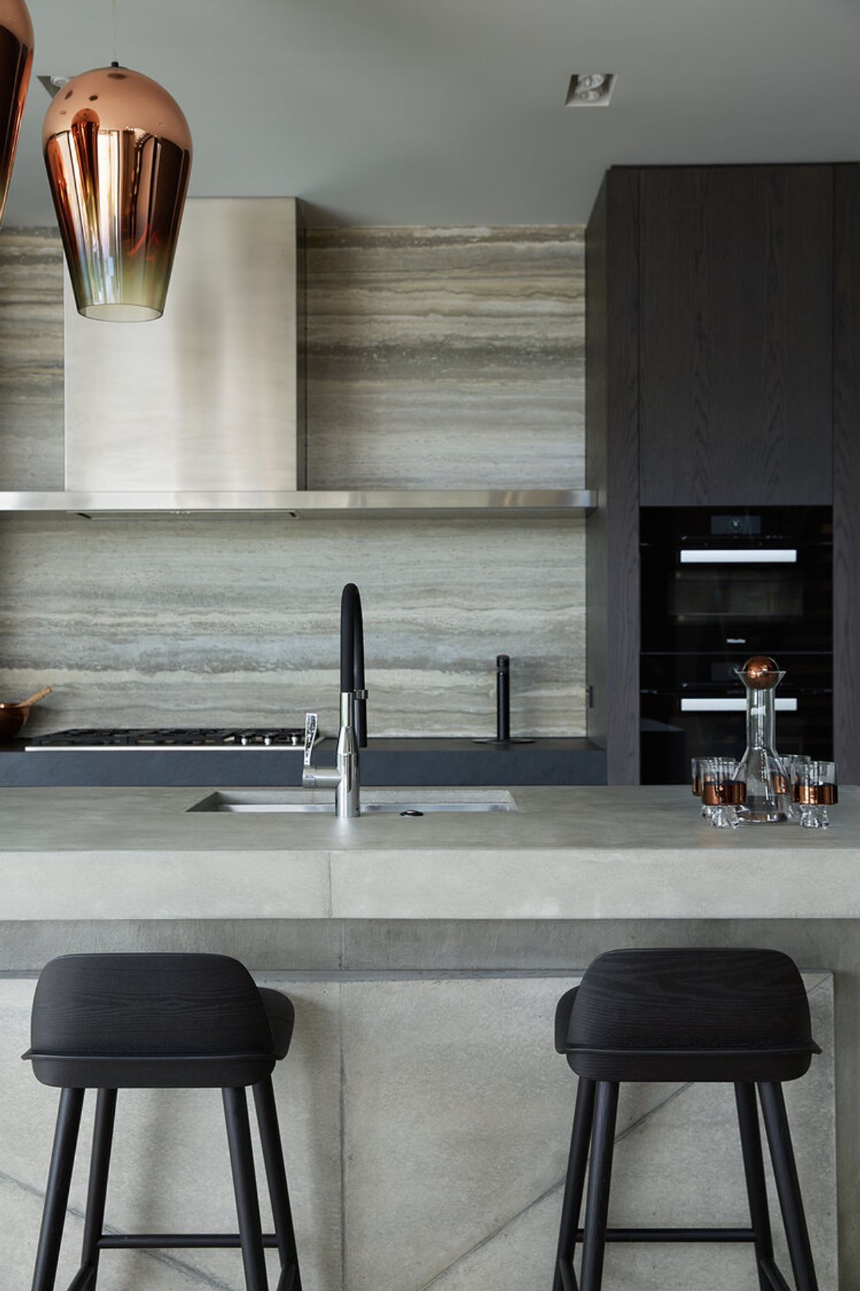 The backsplash imitates the sedimented layers of sandboxes from the 1970s.