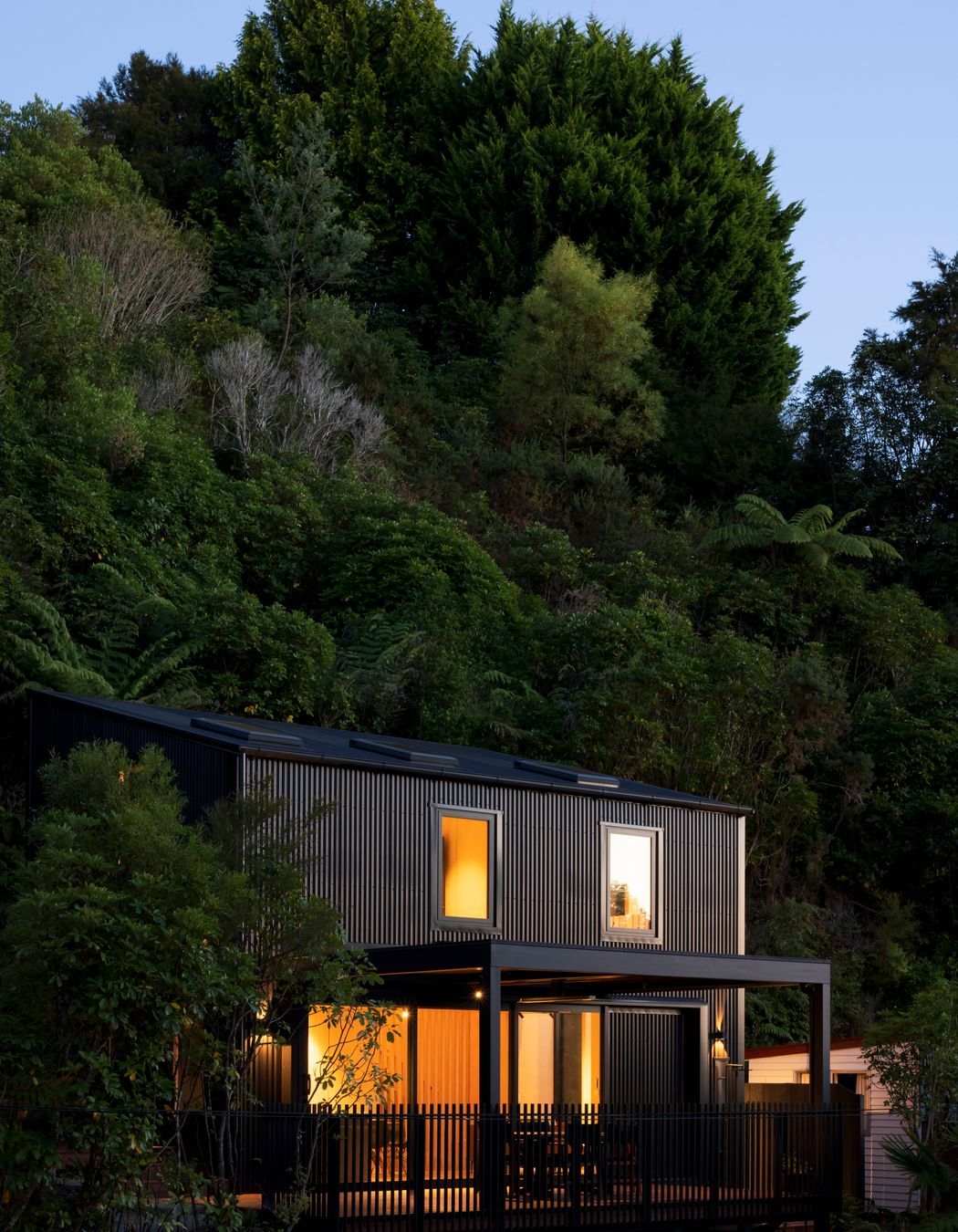 Despite its relatively small square meterage, there are several high points in this home—not least of which the connection with and integration into the surrounding bush.