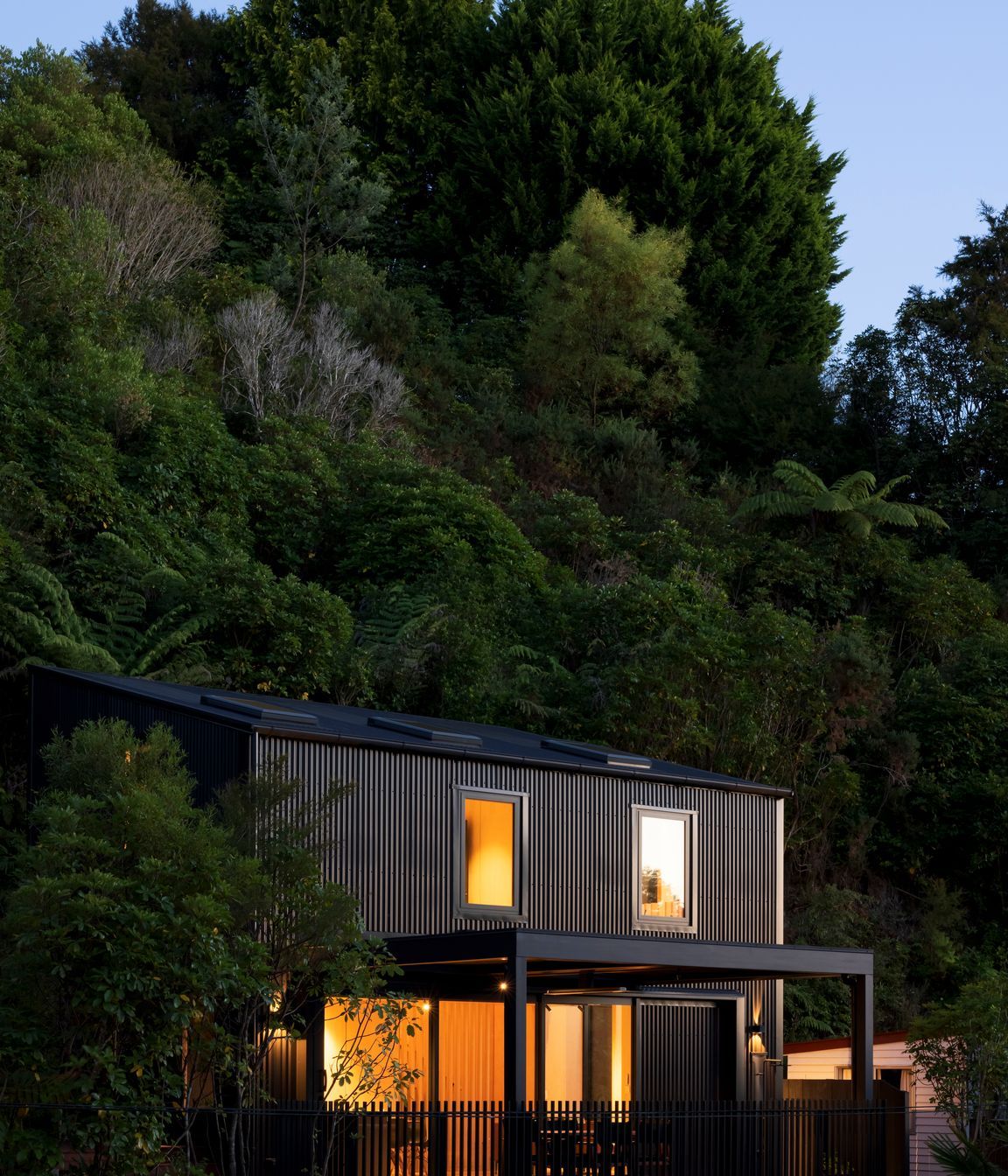 Despite its relatively small square meterage, there are several high points in this home—not least of which the connection with and integration into the surrounding bush.