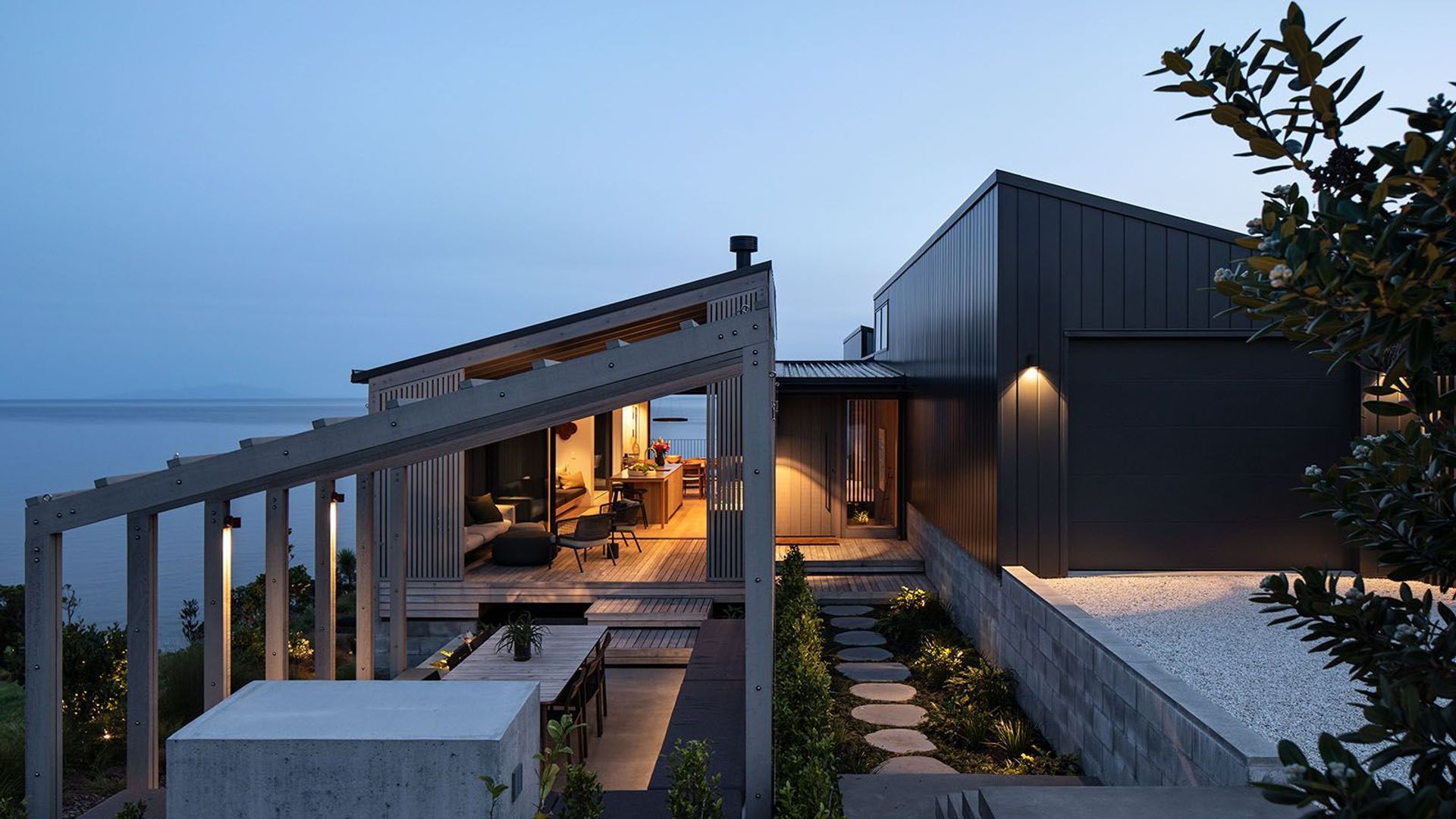 Reef House, Leigh banner