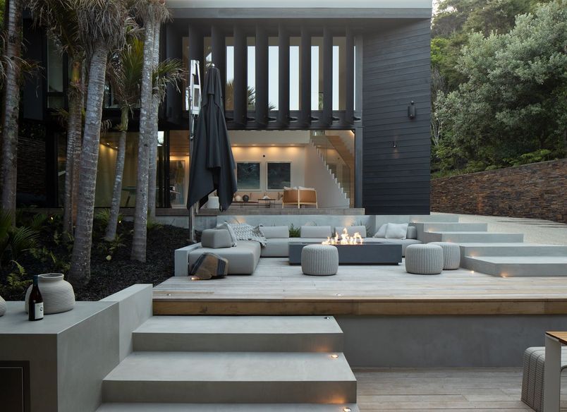 Waiheke House: integrating new and old through concrete forms