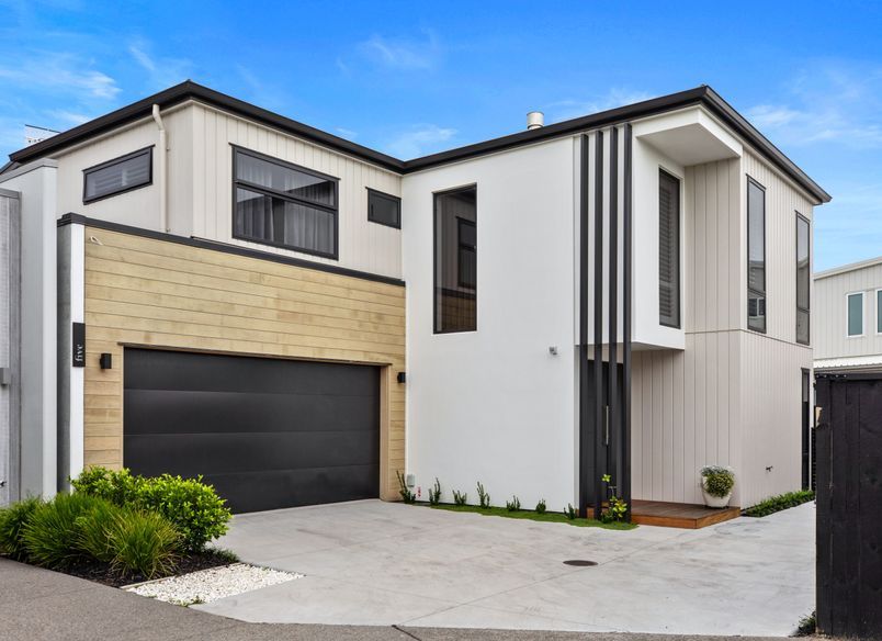 Huanui Close