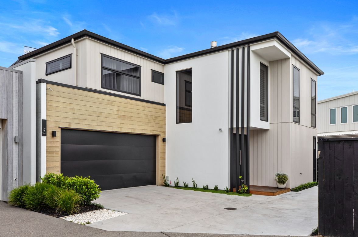 Huanui Close