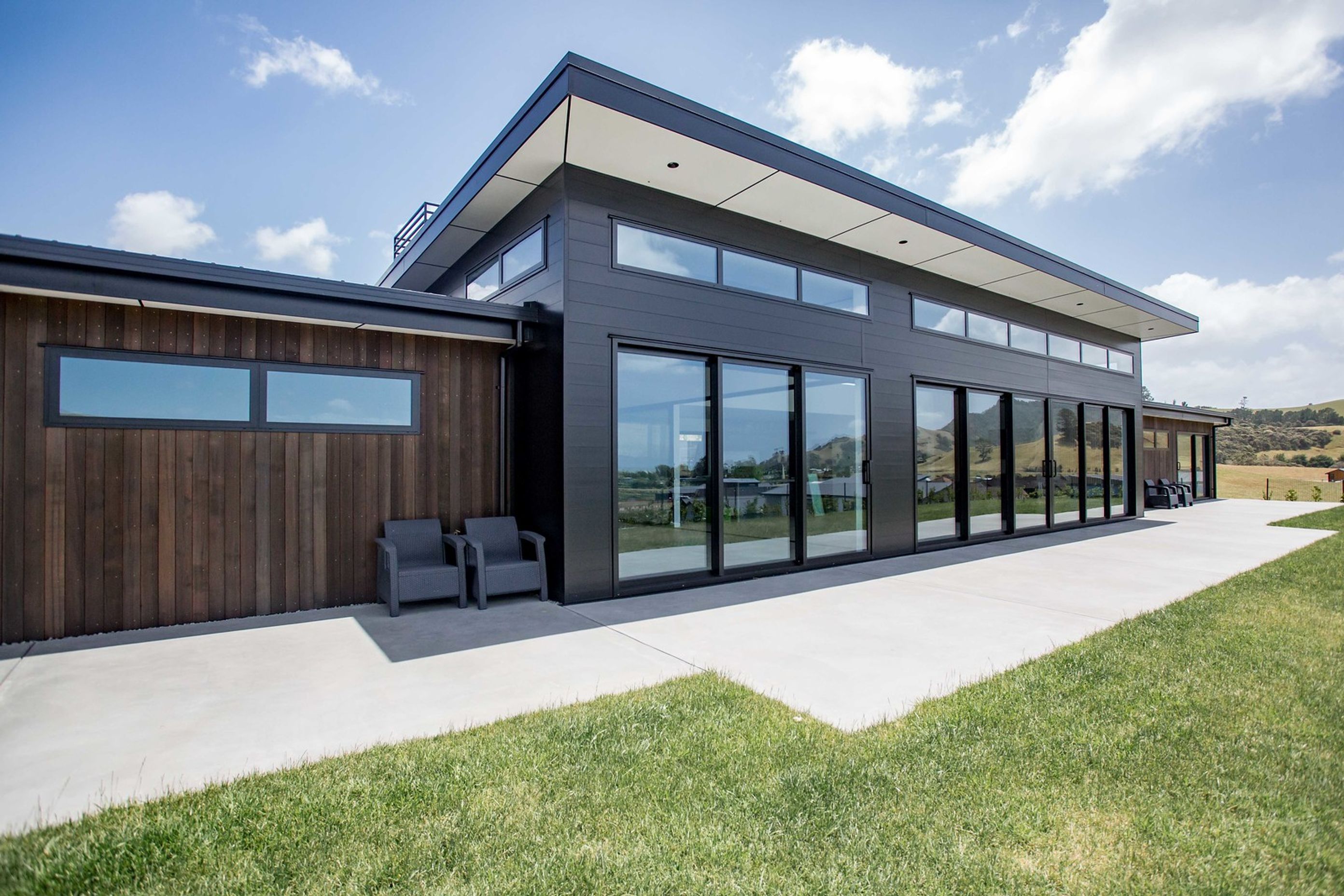 We were pleased to support Bayside Construction with the roof and rainwater system. The COLORSTEEL ® G10 Low Gloss Matt Black (Ebony) roofing material sits well in the environment.