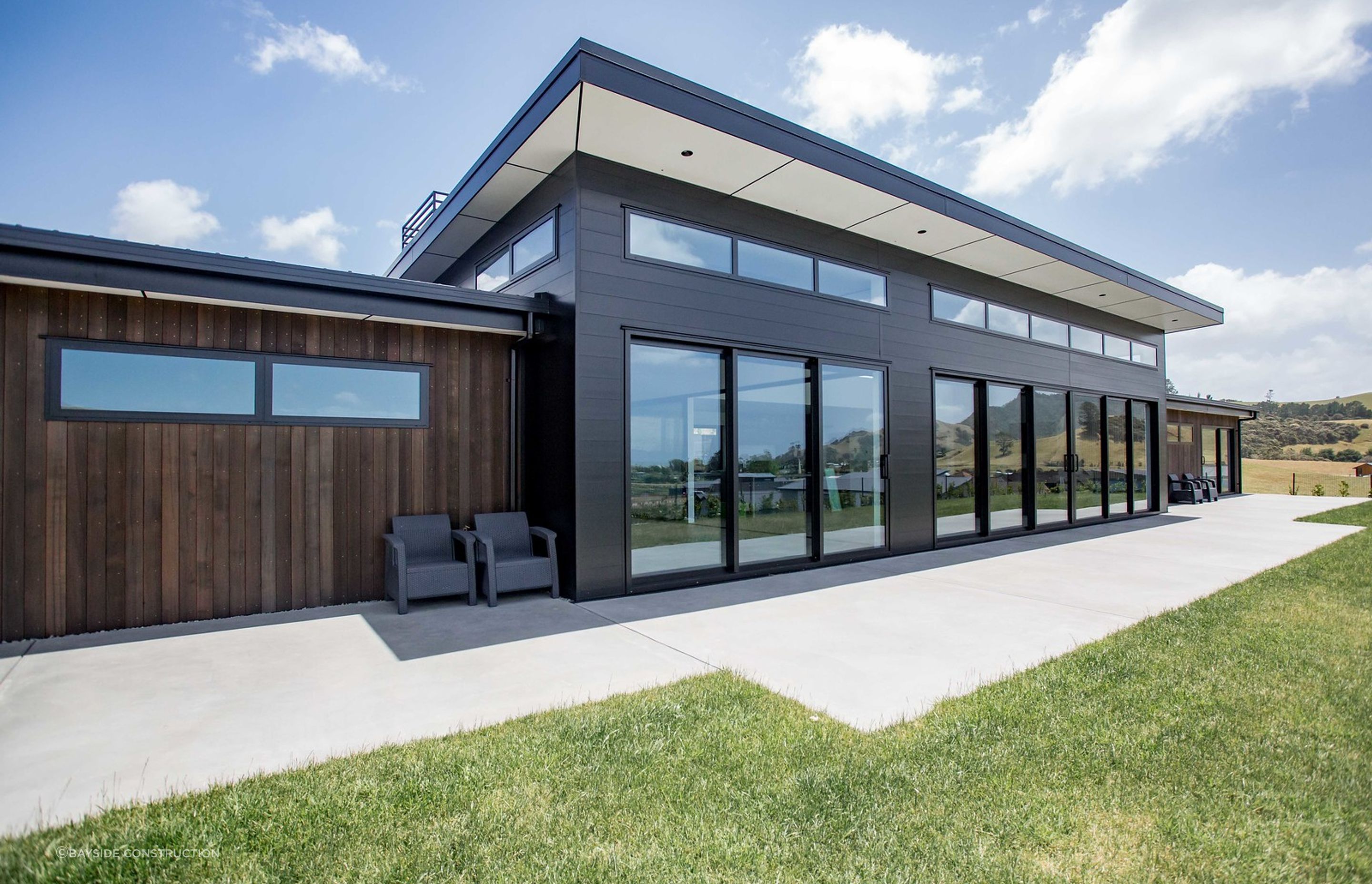 We were pleased to support Bayside Construction with the roof and rainwater system. The COLORSTEEL ® G10 Low Gloss Matt Black (Ebony) roofing material sits well in the environment.