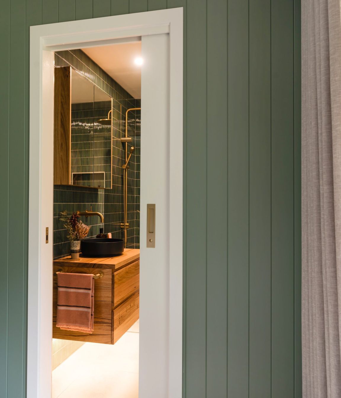 Blue-Green-Ensuites-Hunting-for-George-Reno-Goals-Lorne-Beach-House-DSC09904-scaled.jpg