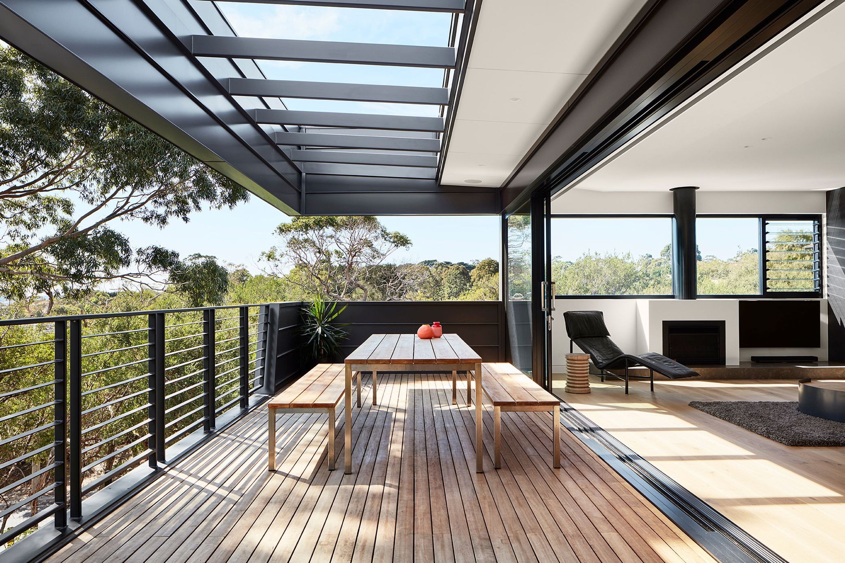 Large glazed sliding panels enable the living spaces to fully open onto the terrace enhancing the feeling that you are in the “treetops”.
