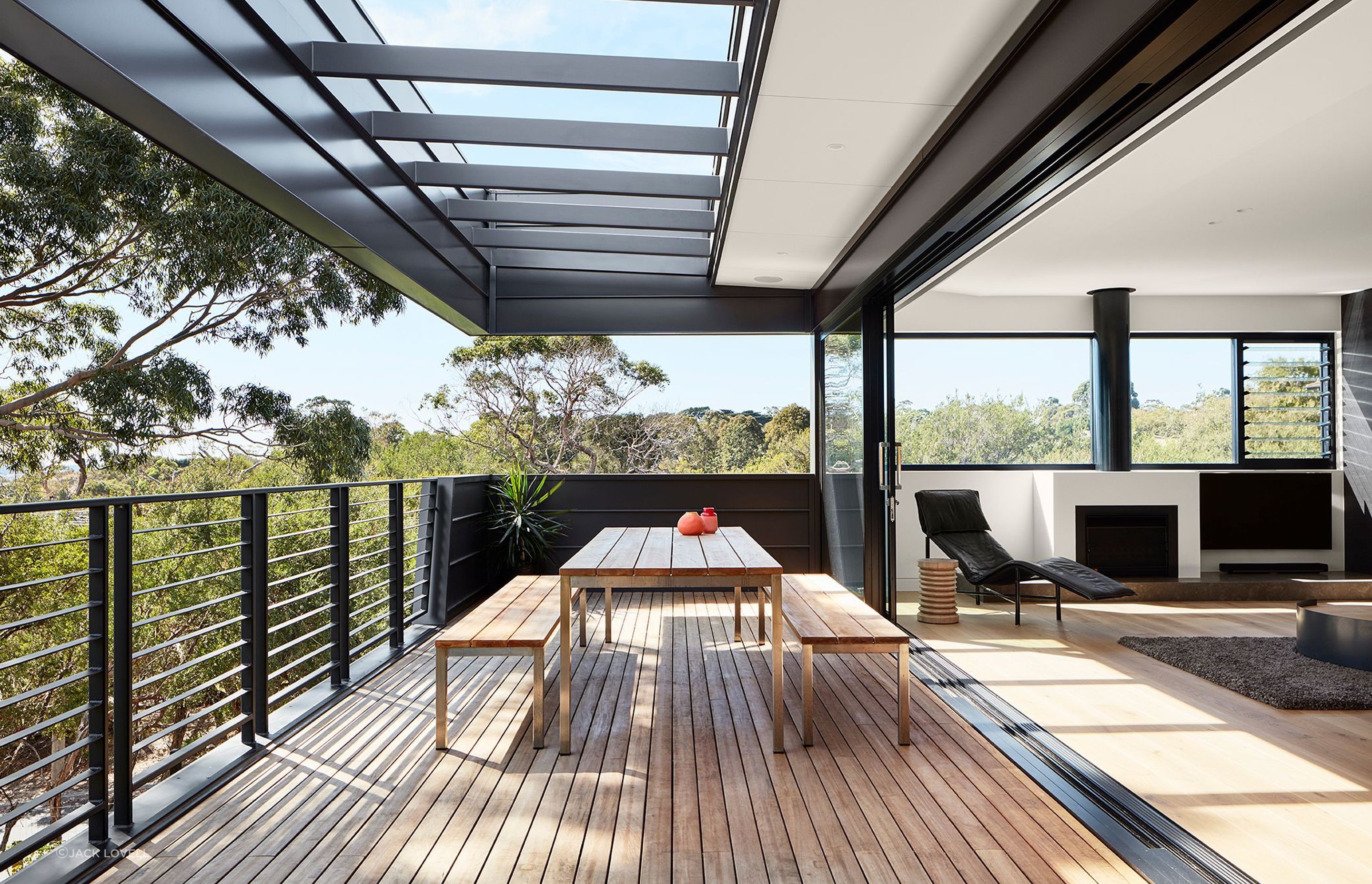 Large glazed sliding panels enable the living spaces to fully open onto the terrace enhancing the feeling that you are in the “treetops”.
