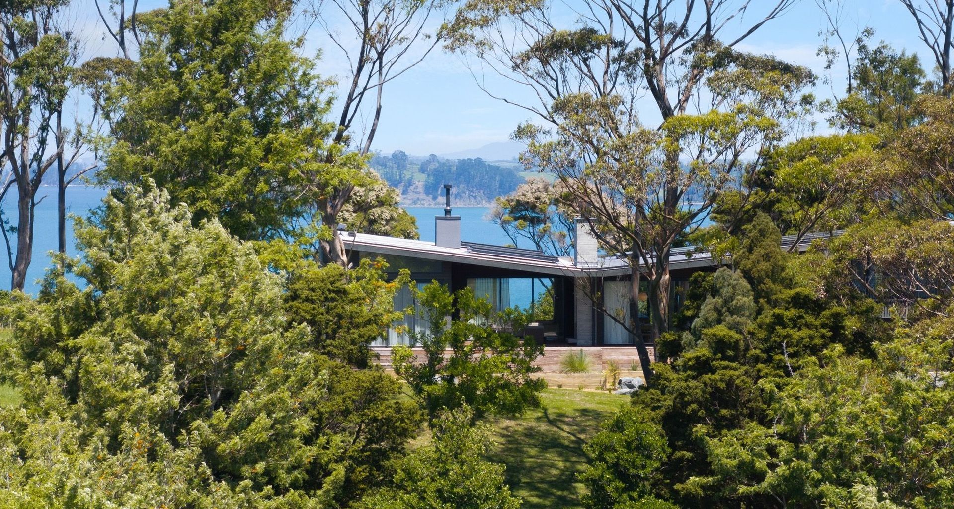 Coastal retreat in a bush setting